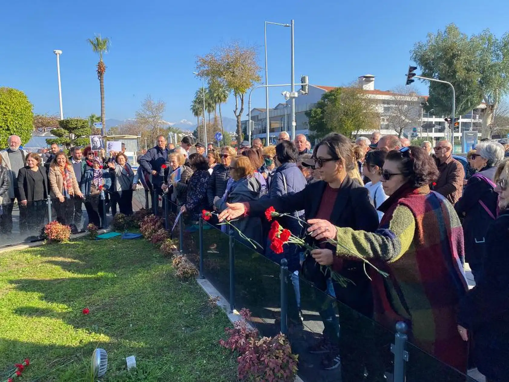 Uğur Mumcu Parkı karanfillerle donatıldı