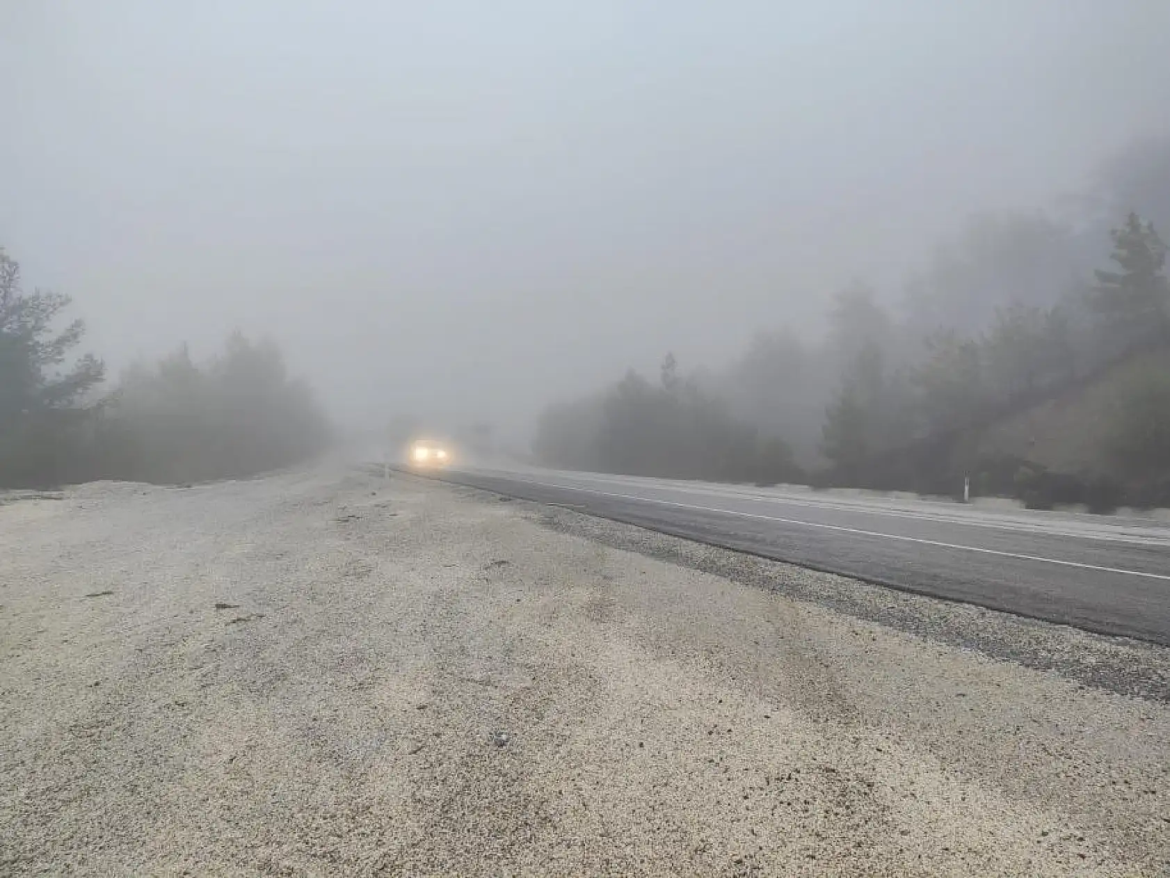 Seydikemer Yayla yolunda yoğun sis sürücülere zor anlar yaşattı 