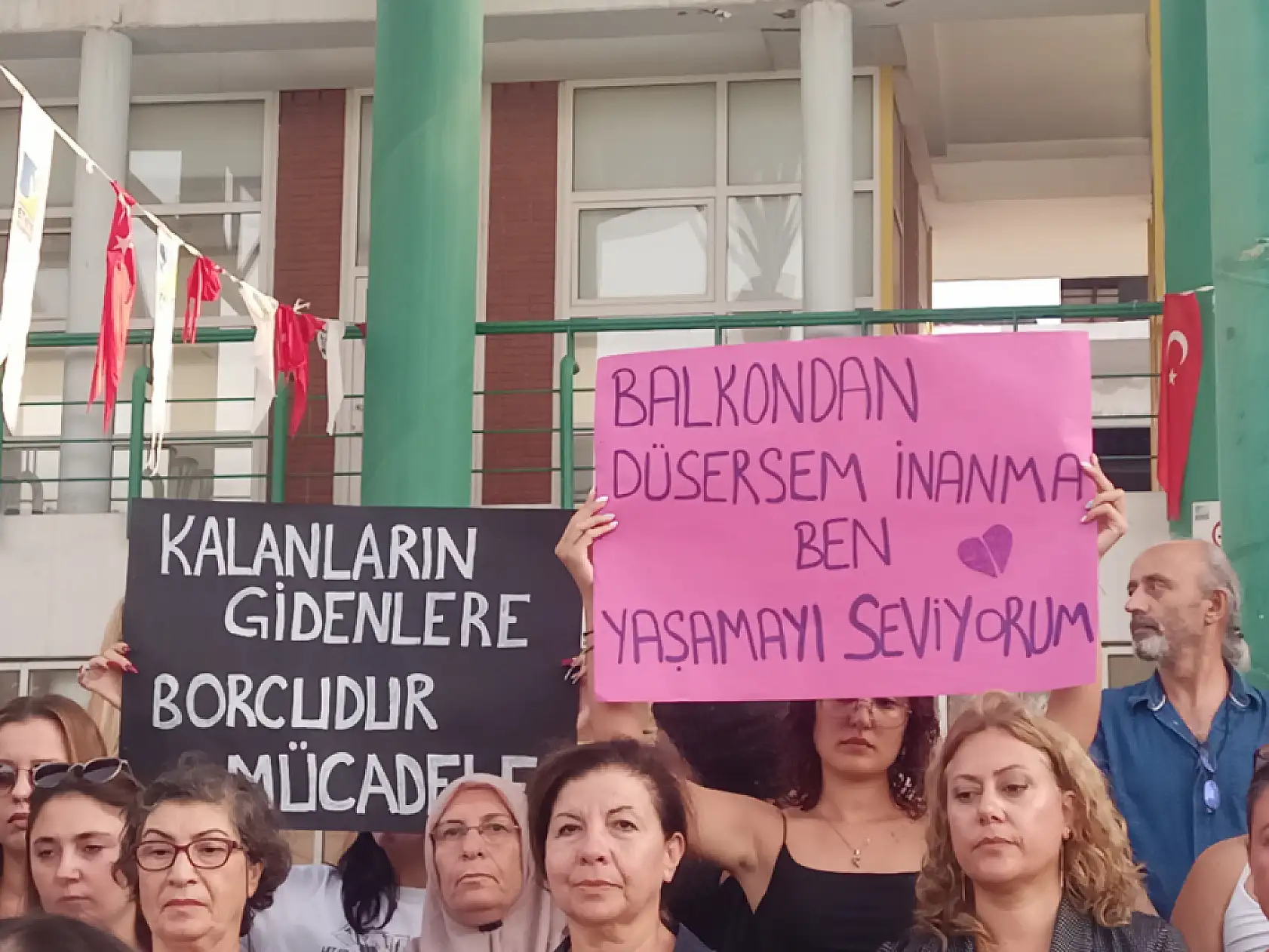 Fethiye'de CHP teşkilatından 'Kadın cinayetlerine ve şiddete dur' mesajı