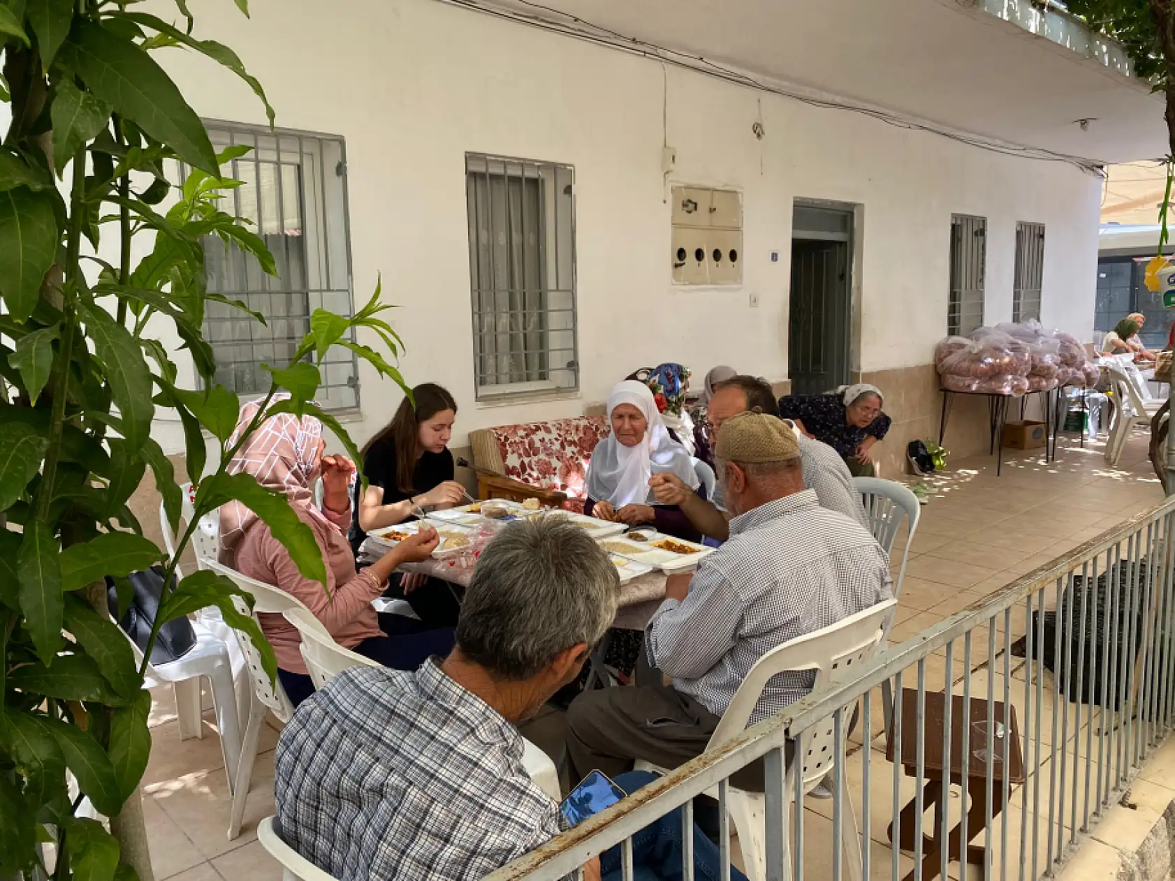 Fethiye'de Merhum Kazım Koçyiğit İçin Hayır Yemeği Verildi
