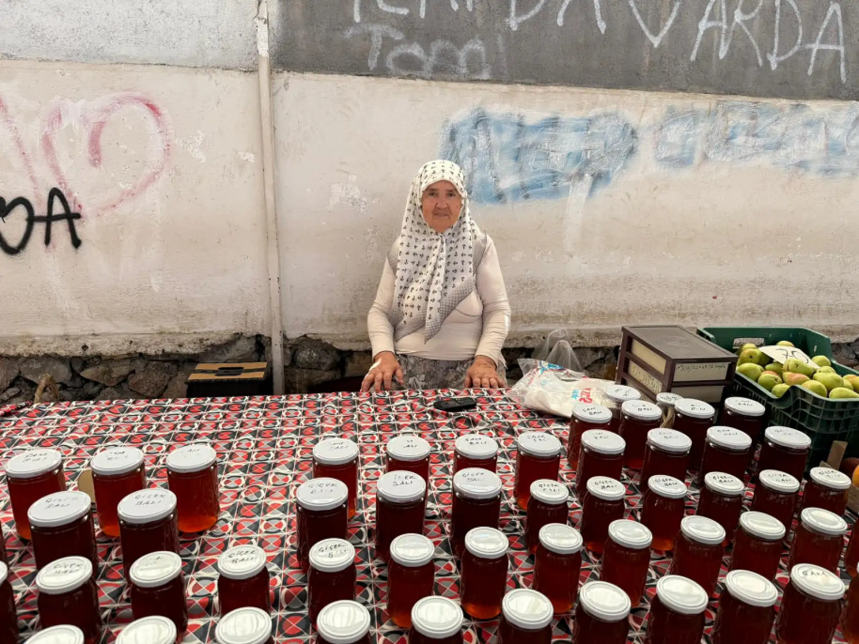 Fethiye Cuma Pazarı'nda Bal Satışı Yapan Üreticiden Fiyat ve Satış Durumu Açıklaması