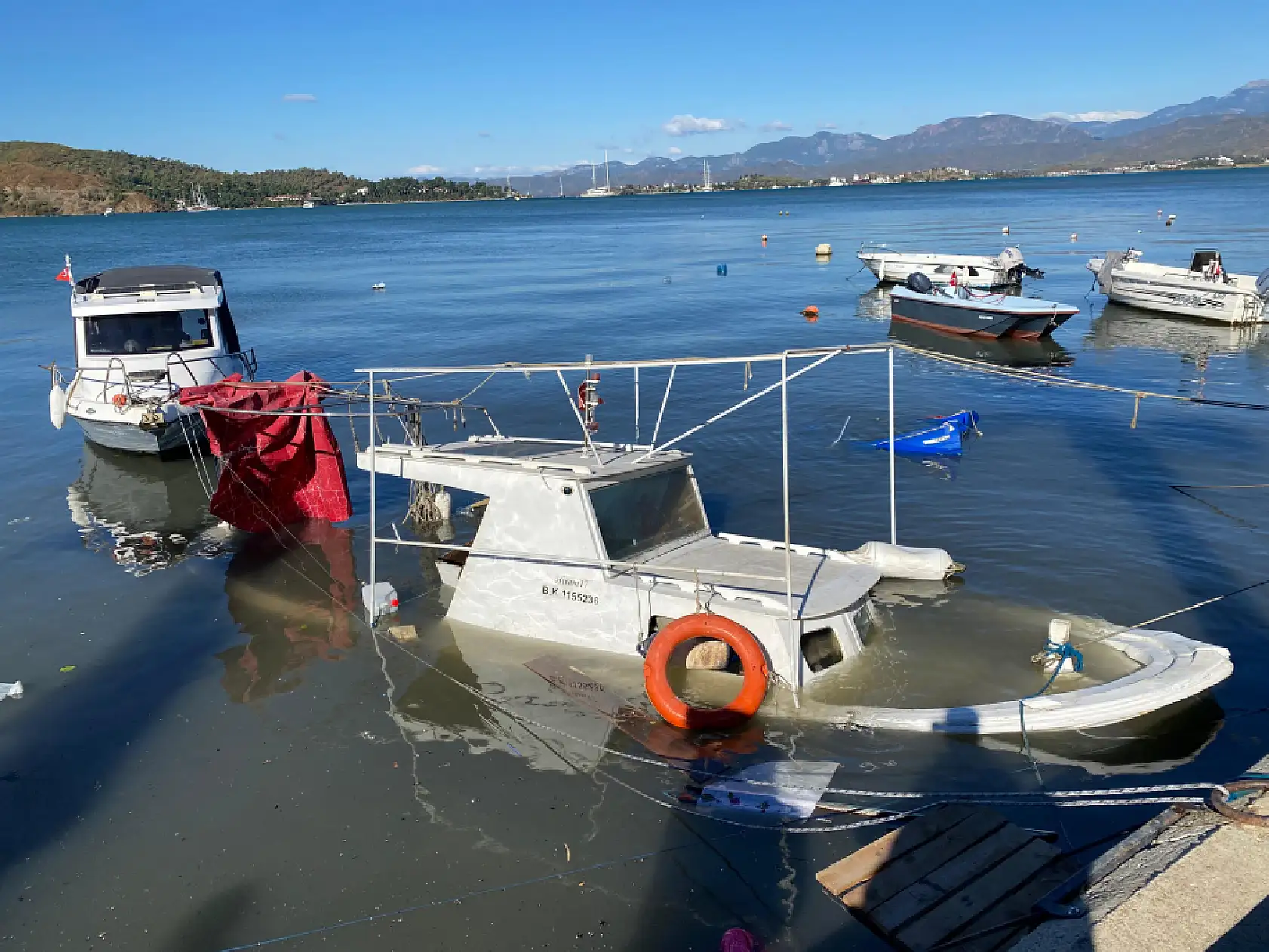 Fethiye'de şiddetli rüzgar tekneleri batırdı