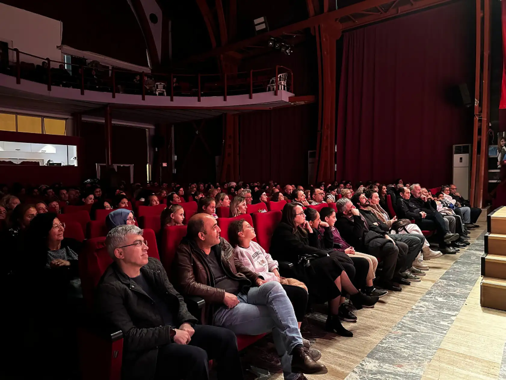 Fethiye'de 'Fırsatlar Pansiyonu' tiyatro oyunu yoğun ilgi gördü