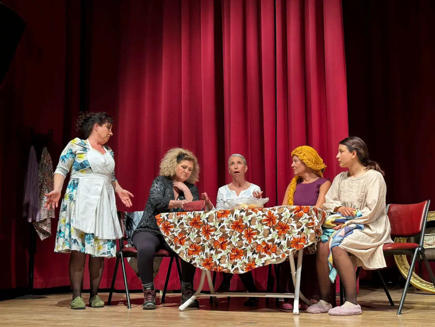 Fethiye Kültür Merkezi'nde 'Bana Masal Anlatma' Tiyatro oyununa yoğun ilgi