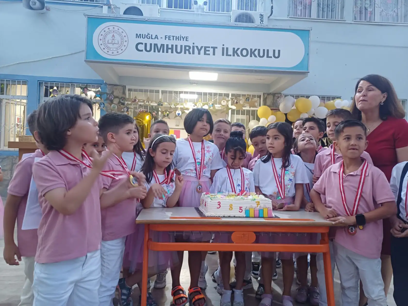 Fethiye Cumhuriyet İlkokulu'nda miniklerin okuma bayramı coşkusu
