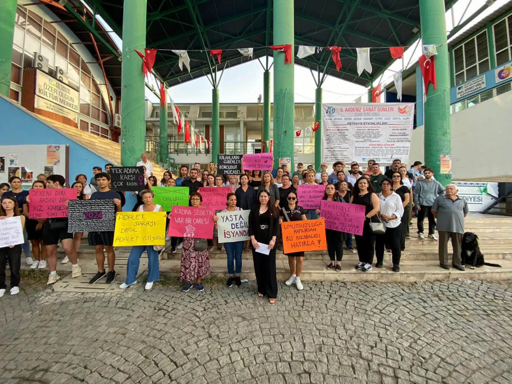 Fethiye'de CHP teşkilatından 'Kadın cinayetlerine ve şiddete dur' mesajı