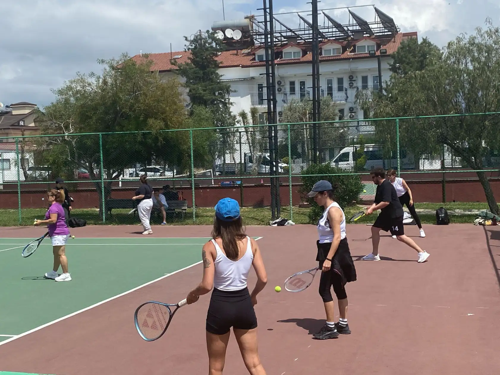 Fethiye Belediyesi'nin Ücretsiz Tenis Kursuna yoğun ilgi