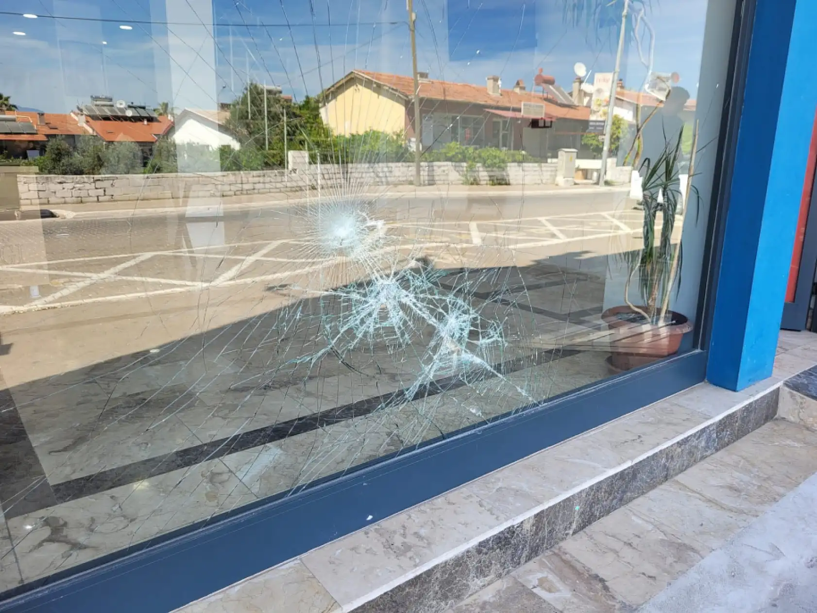 Fethiye'de AK Parti İlçe Başkanlığına Taşlı Saldırıya Ahmet Aras'tan Kınama