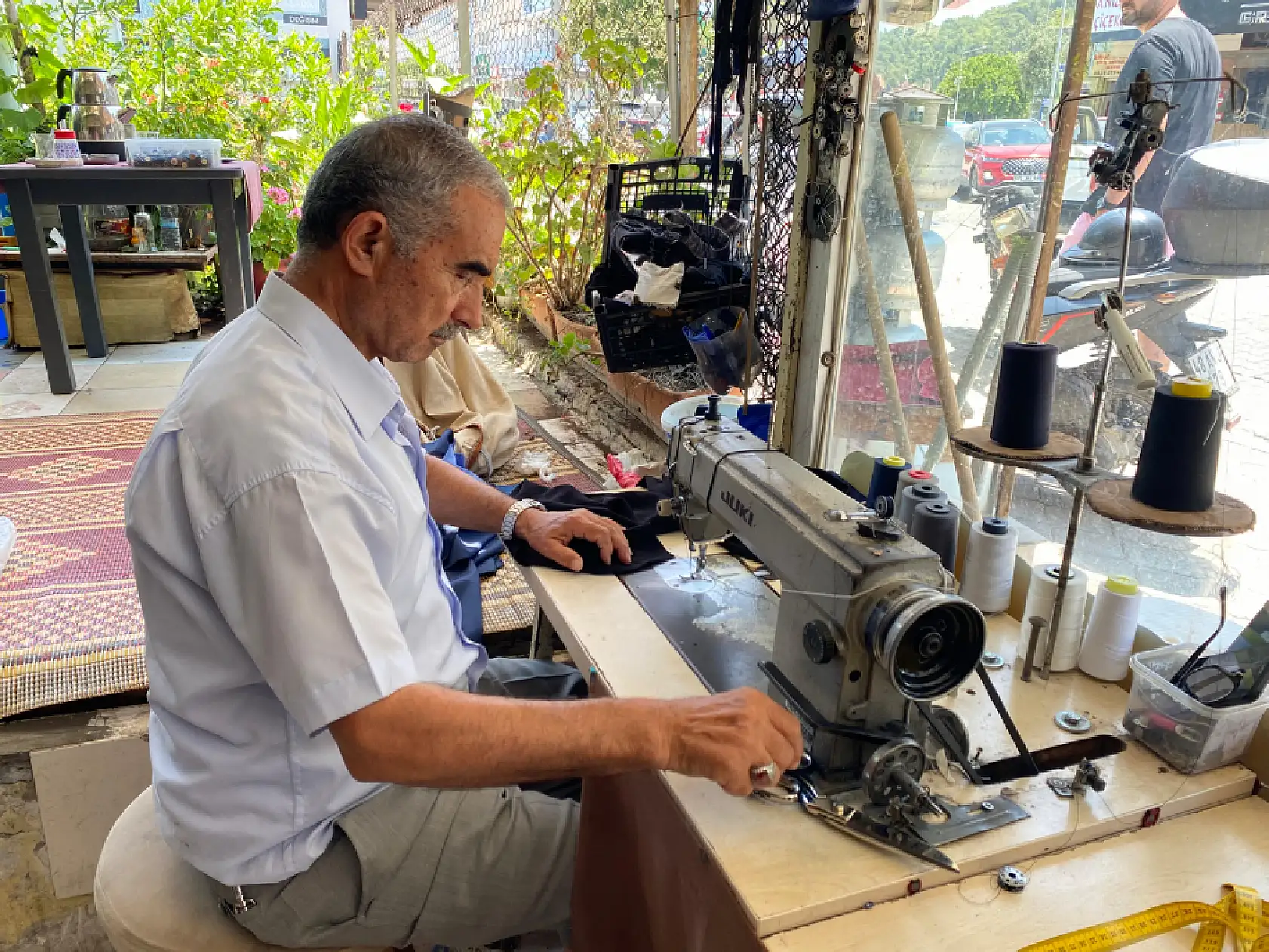 Fethiyeliler eski kıyafetlerini dönüştürerek değerlendiriyor