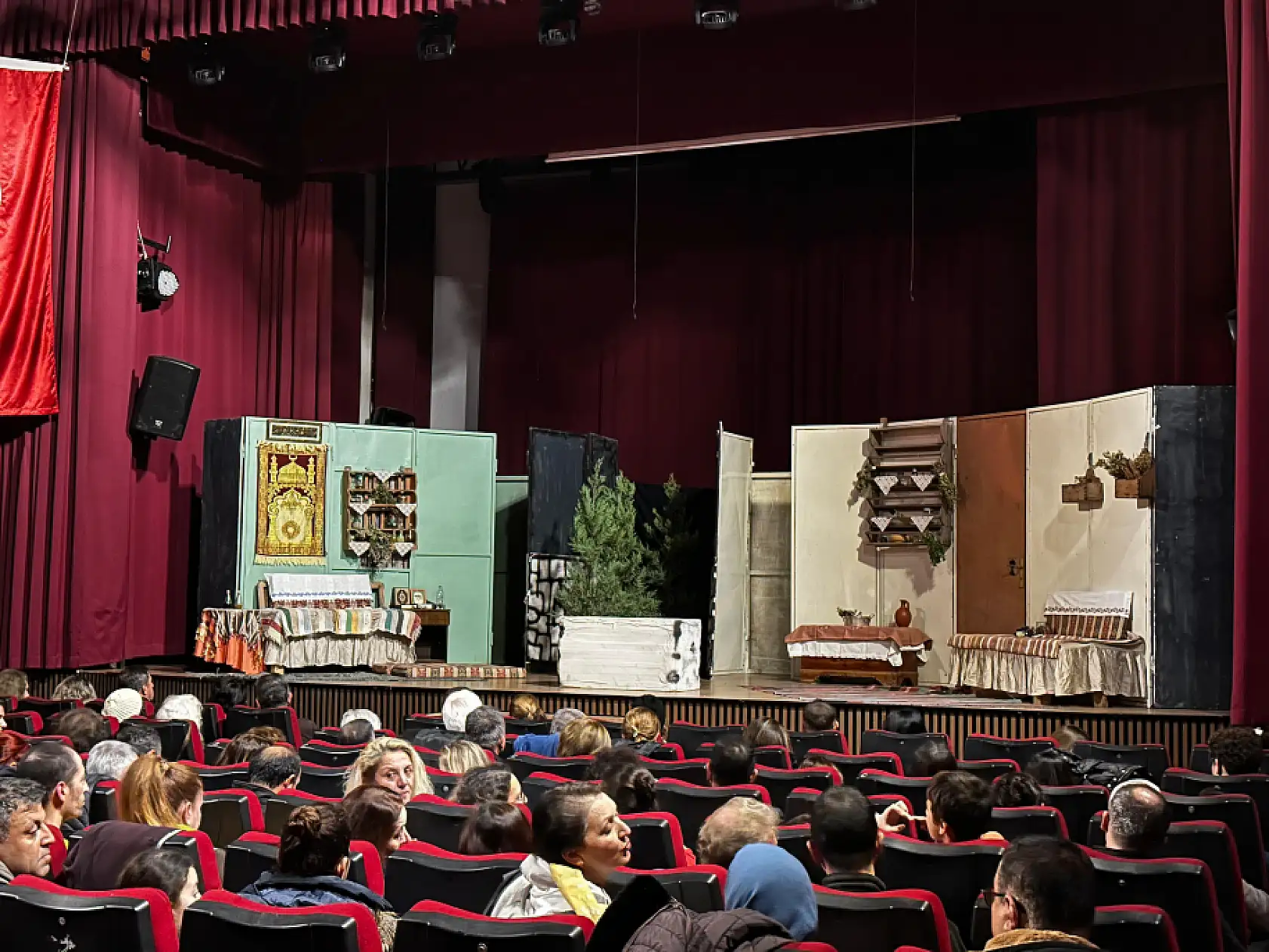 Fethiye'de 'Köşe Kapmaca' Tiyatro Oyunu Büyük İlgi Gördü