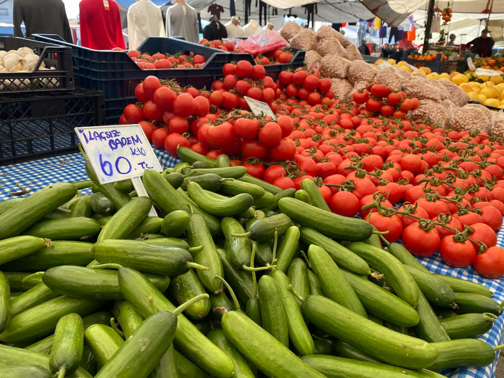 Fethiye pazarlarında bahar havası hakim