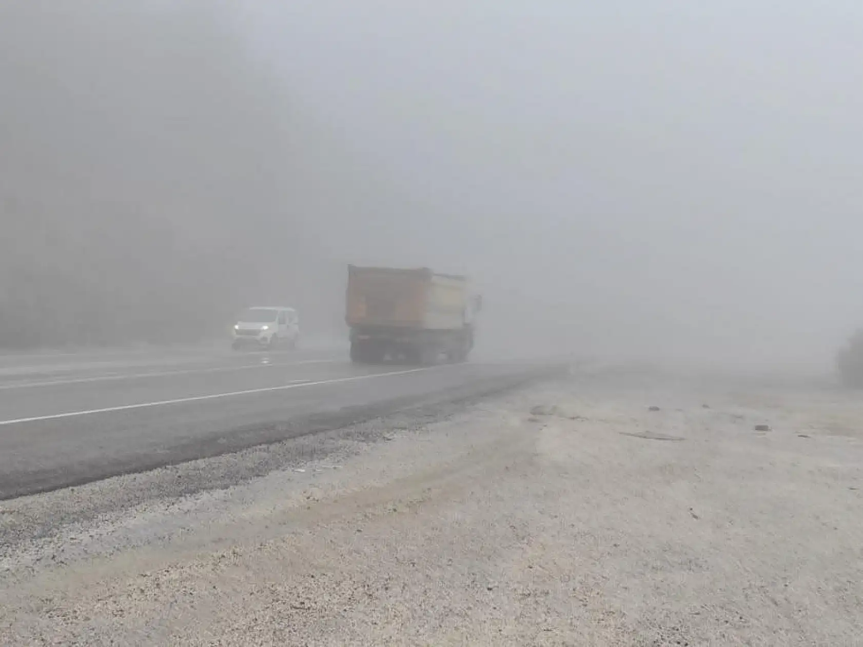 Seydikemer Yayla yolunda yoğun sis sürücülere zor anlar yaşattı 