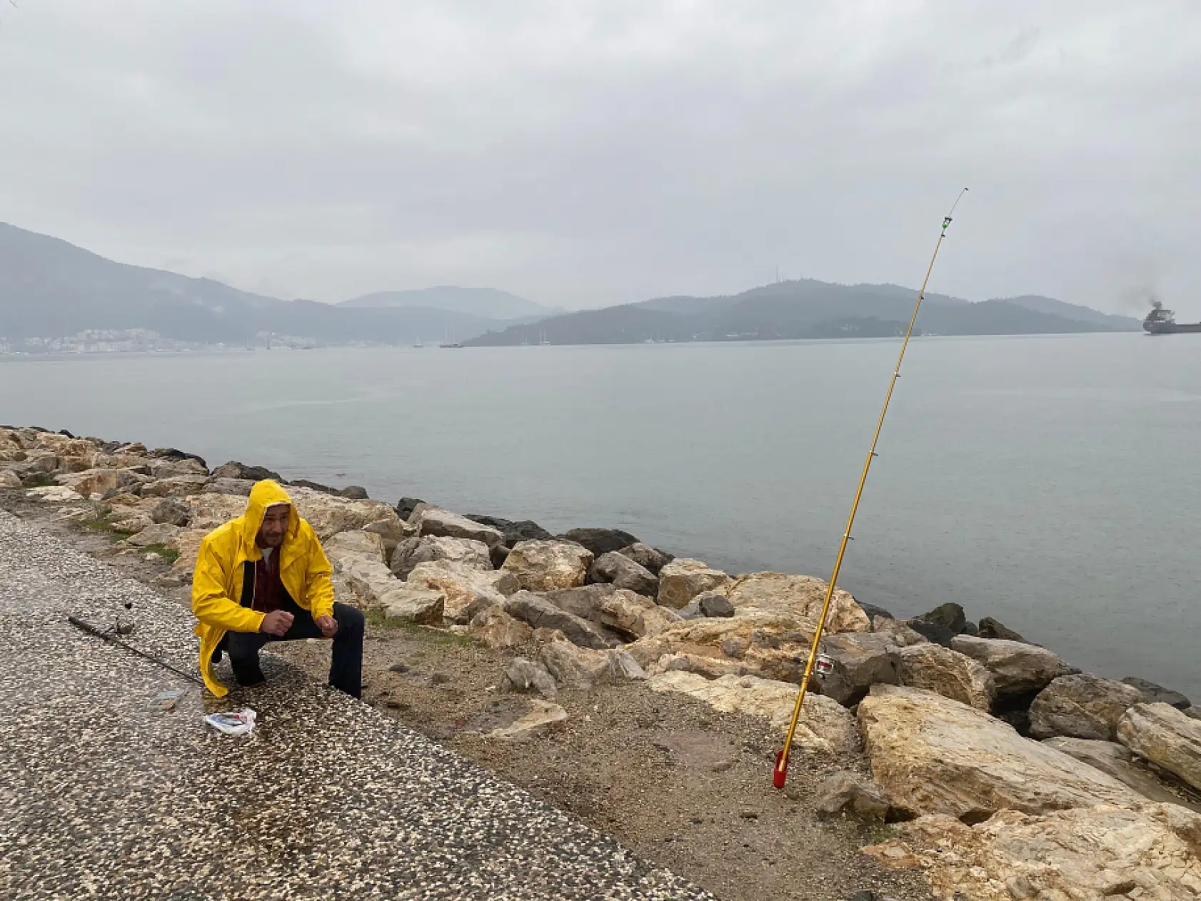 Fethiye 3. Etap Sahil Bandında Yağmur Altında Balık Tutmaya Devam Ediyorlar