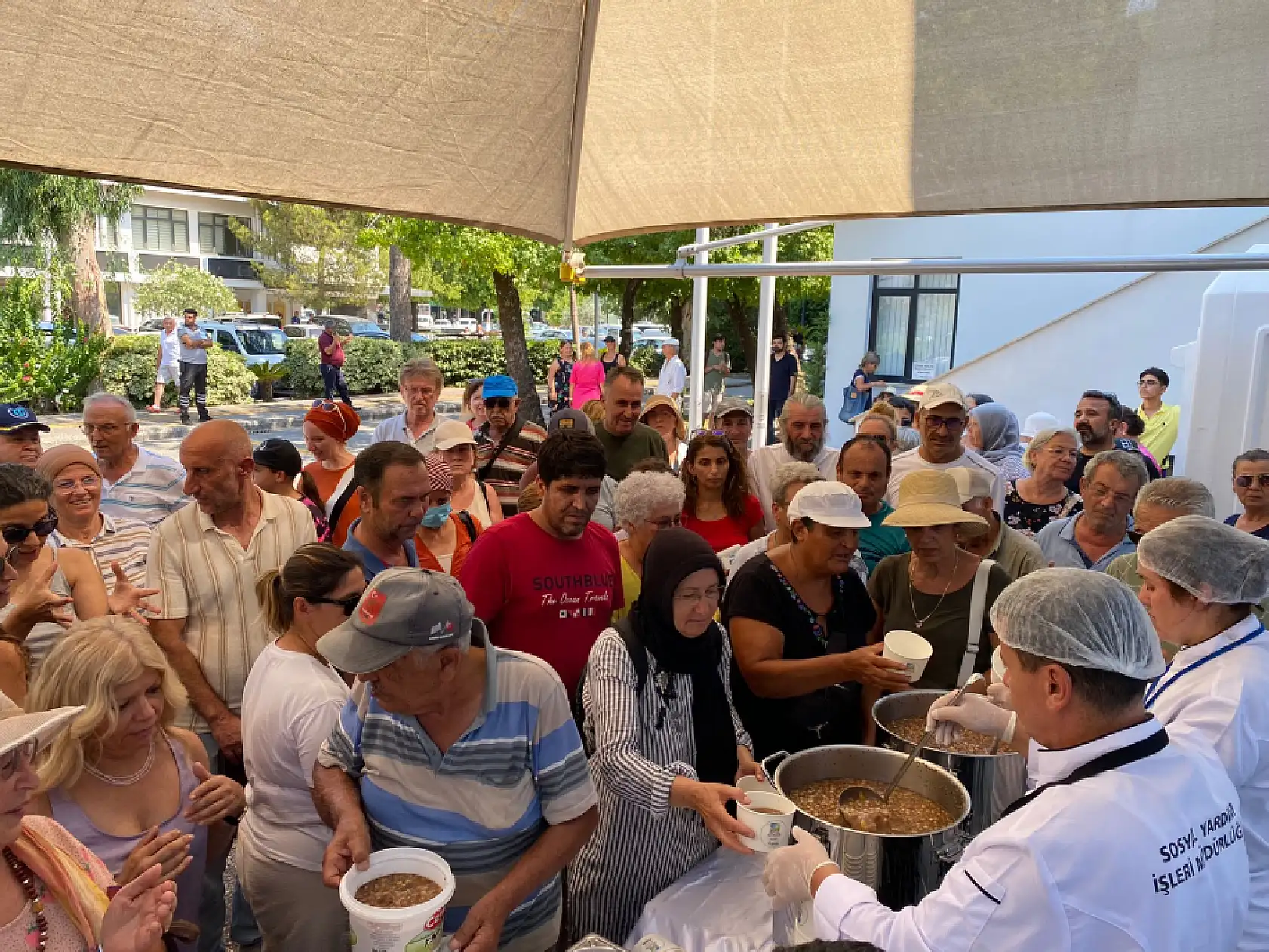 Fethiye Belediyesi'nden Vatandaşlara Aşure İkramı
