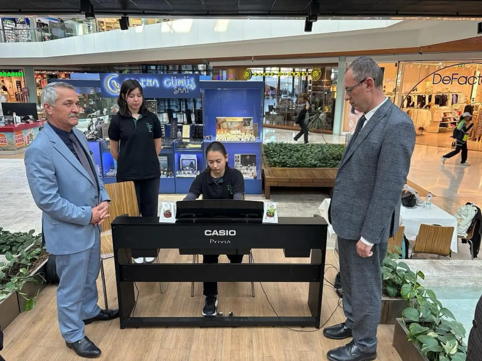 Fethiye Belediye Fen Lisesi Öğrencilerinden 'Kadınların İzinde' Resim Sergisi