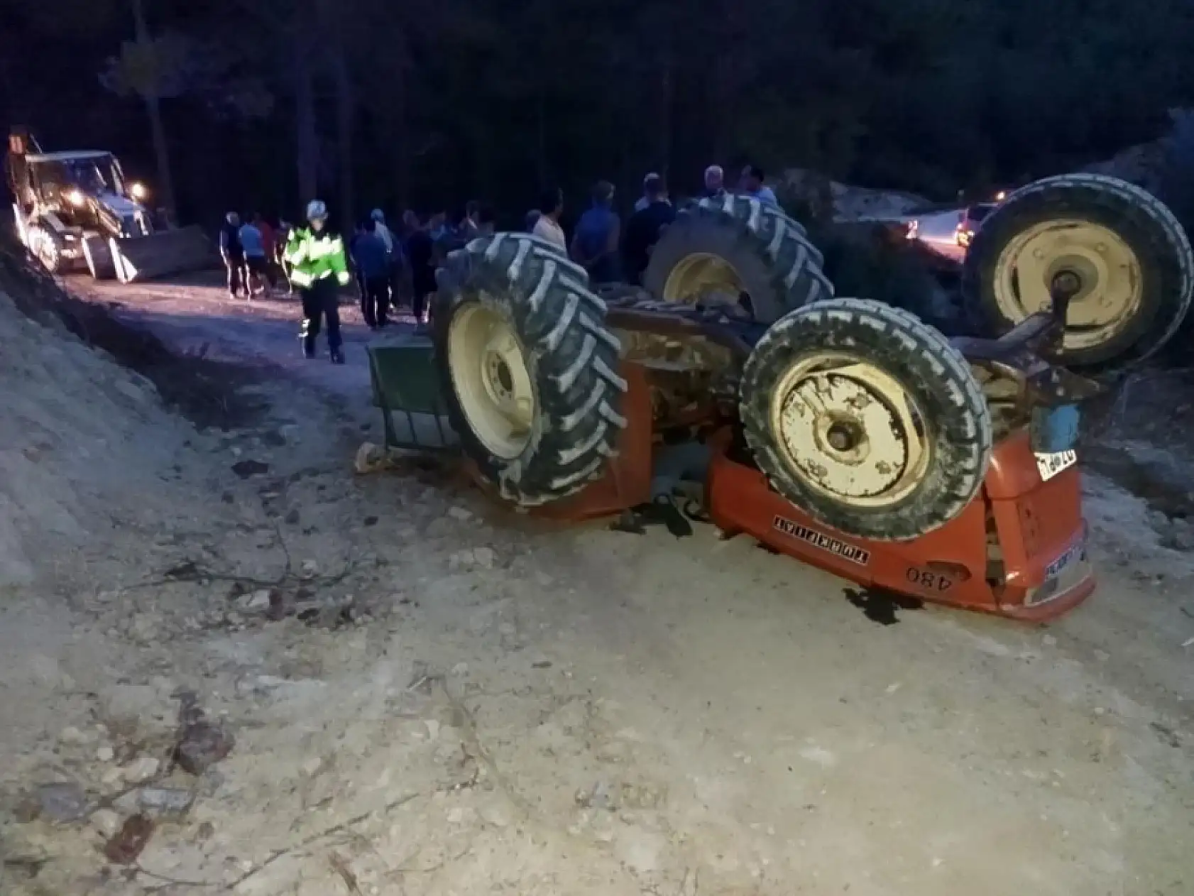 Feci Traktör Kazası: Sürücü Hayatını Kaybetti, 15 Yaşındaki Genç Yaralandı