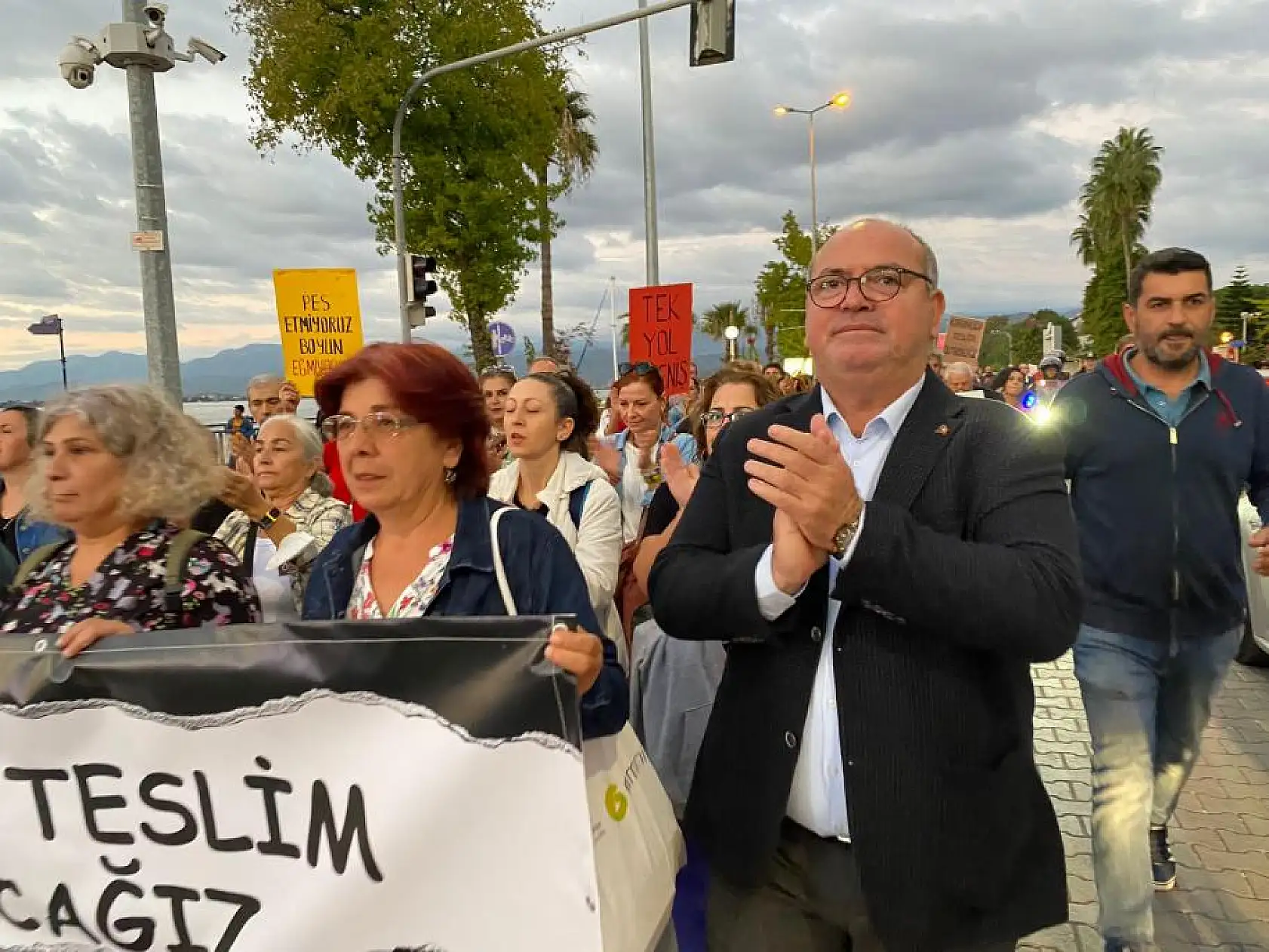 Fethiye'de 'Karanlığa Teslim Olmayacağız' pankartıyla yürüdüler
