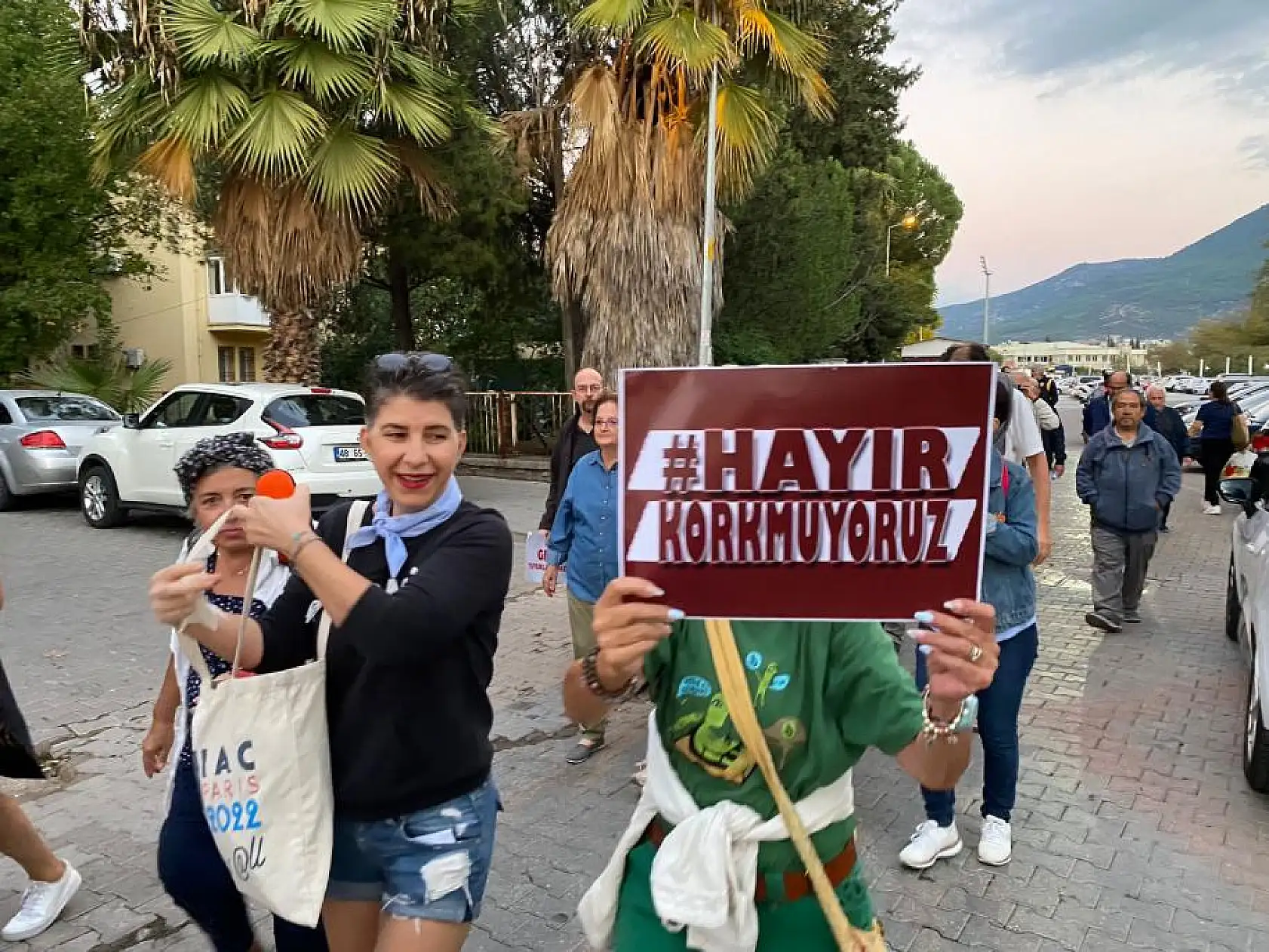 Fethiye'de 'Karanlığa Teslim Olmayacağız' pankartıyla yürüdüler