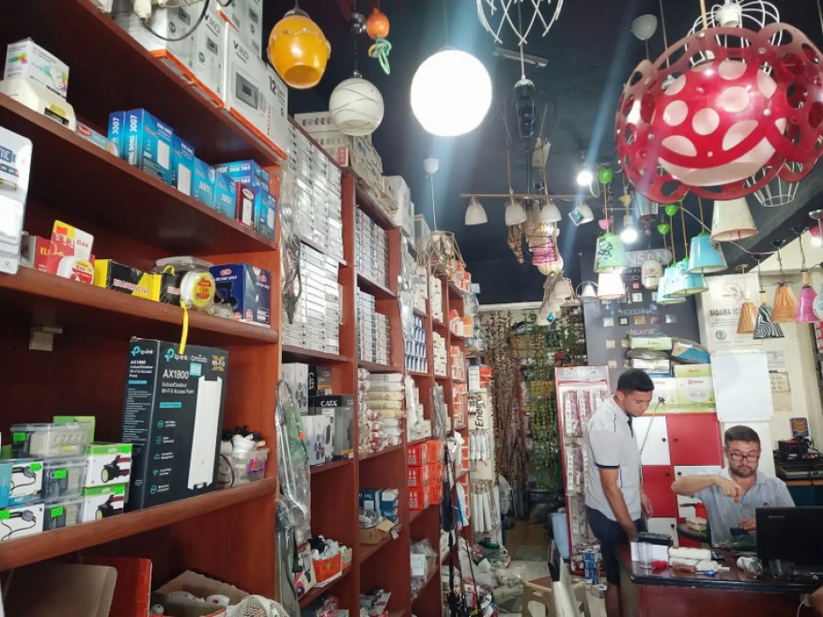 Fethiye'de elektrikçi Erol, 'Eskiden atılan ürünler şimdi tamir ediliyor'