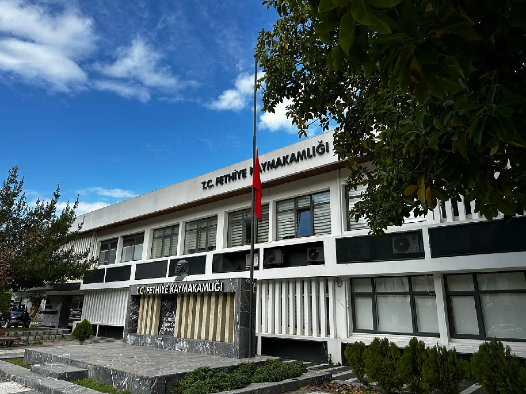 Milli yas ilanının ardından Fethiye'de bayraklar yarıya indirildi