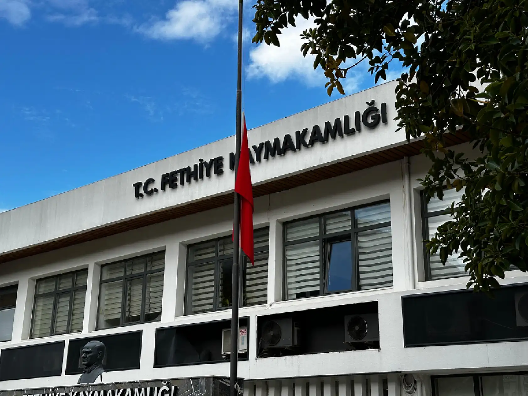 Milli yas ilanının ardından Fethiye'de bayraklar yarıya indirildi