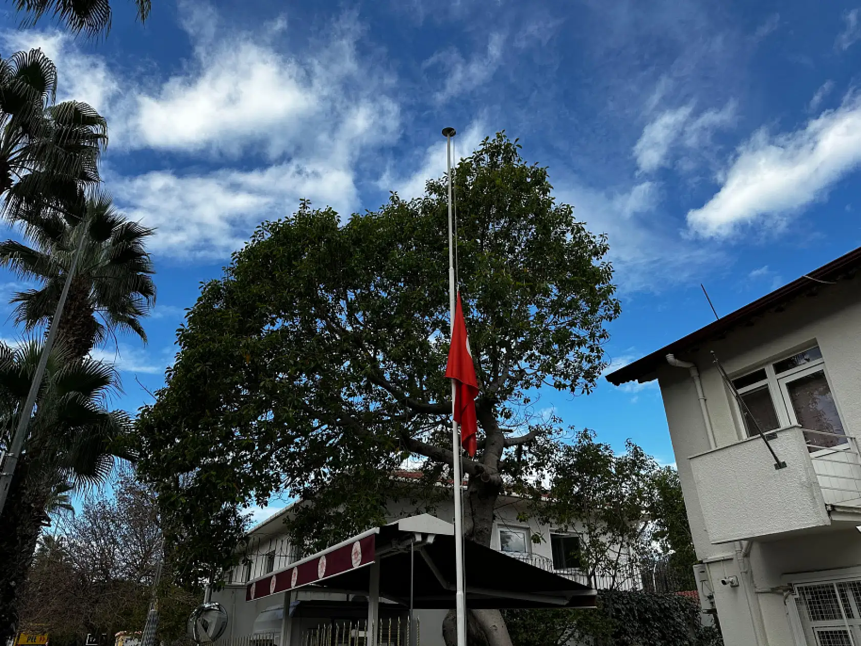 Milli yas ilanının ardından Fethiye'de bayraklar yarıya indirildi