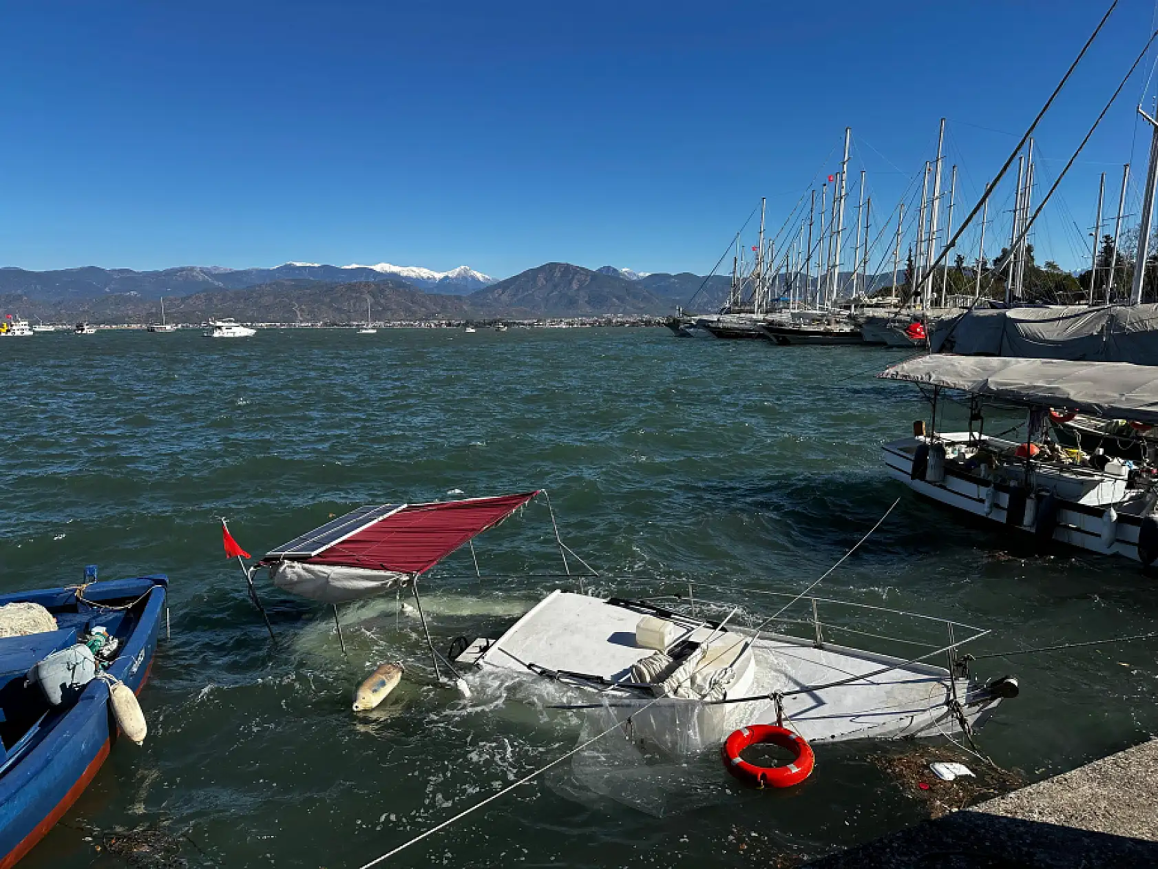Fethiye'de kuvvetli rüzgar tekneyi batırdı