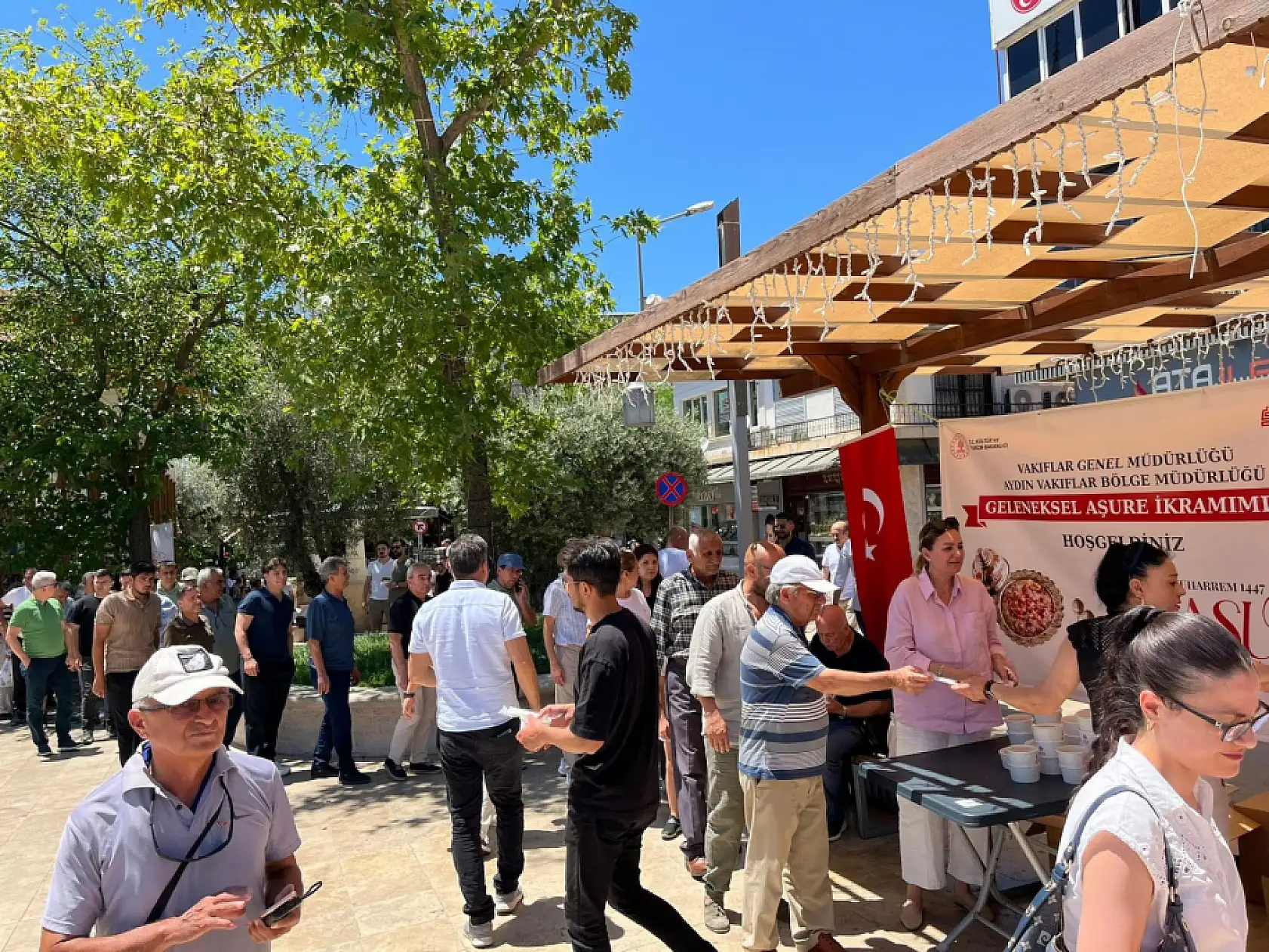 Aydın Vakıflar Bölge Müdürlüğü'nden 20 Bin Kişilik Geleneksel Aşure İkramı