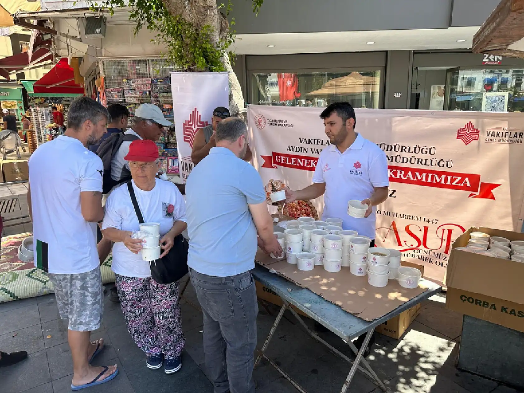 Aydın Vakıflar Bölge Müdürlüğü'nden 20 Bin Kişilik Geleneksel Aşure İkramı