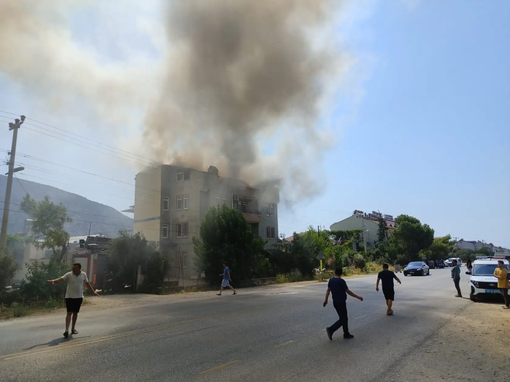 Fethiye Esenköy Yolu'nda Bir Evin Çatı Katında Yangın Çıktı