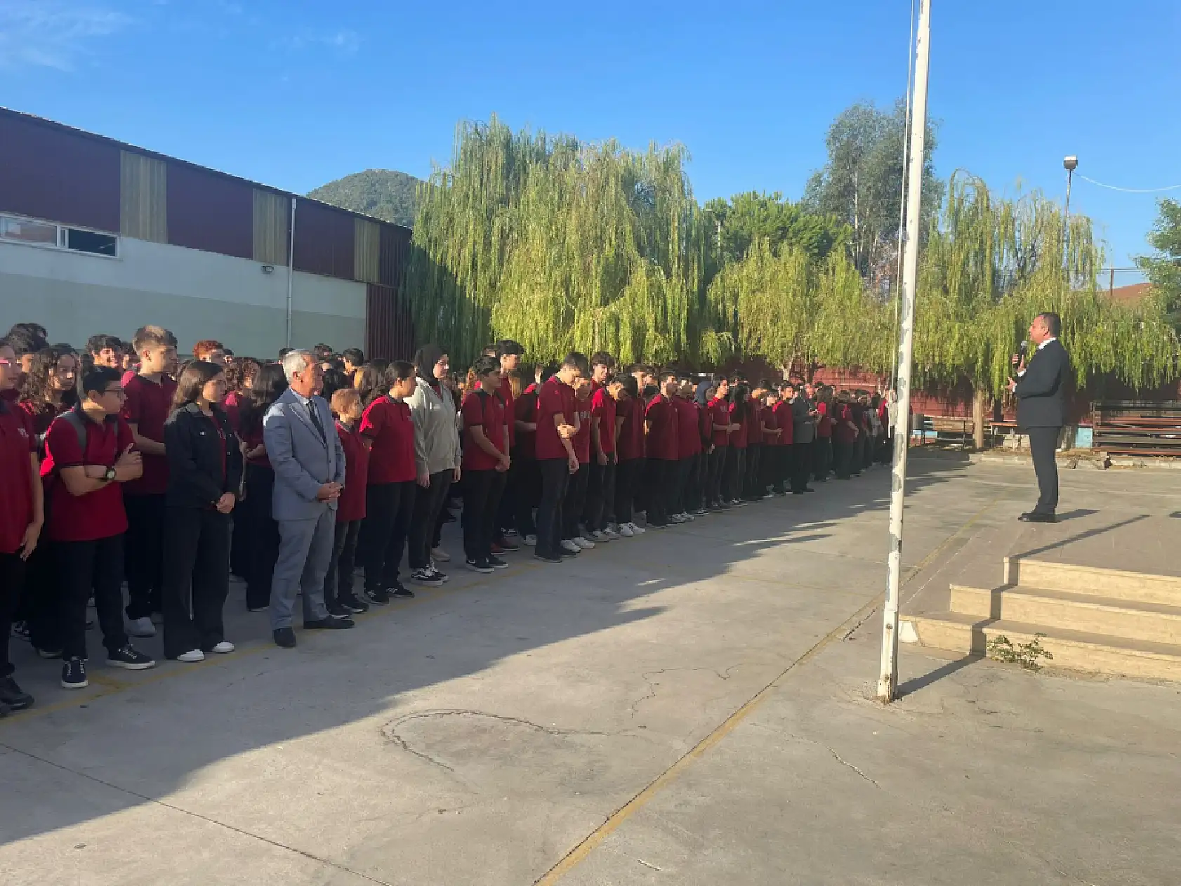 Fethiye Kaymakamı Akkaya ve Milli Eğitim Müdürü Kaya'dan Bayrak Törenine Katılım