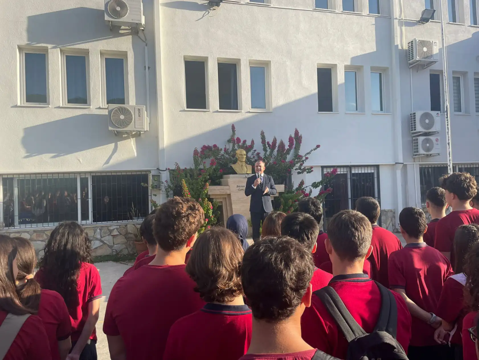 Fethiye Kaymakamı Akkaya ve Milli Eğitim Müdürü Kaya'dan Bayrak Törenine Katılım