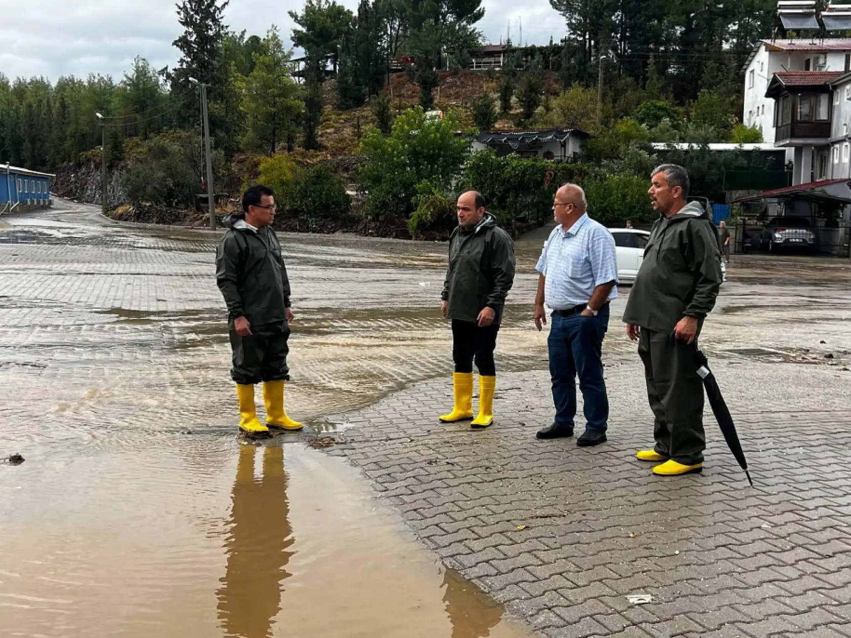 Başkan Akdenizli Sağanak Yağış Sonrası Sahadaydı: 'Ekiplerimiz 24 Saat Teyakkuzda'