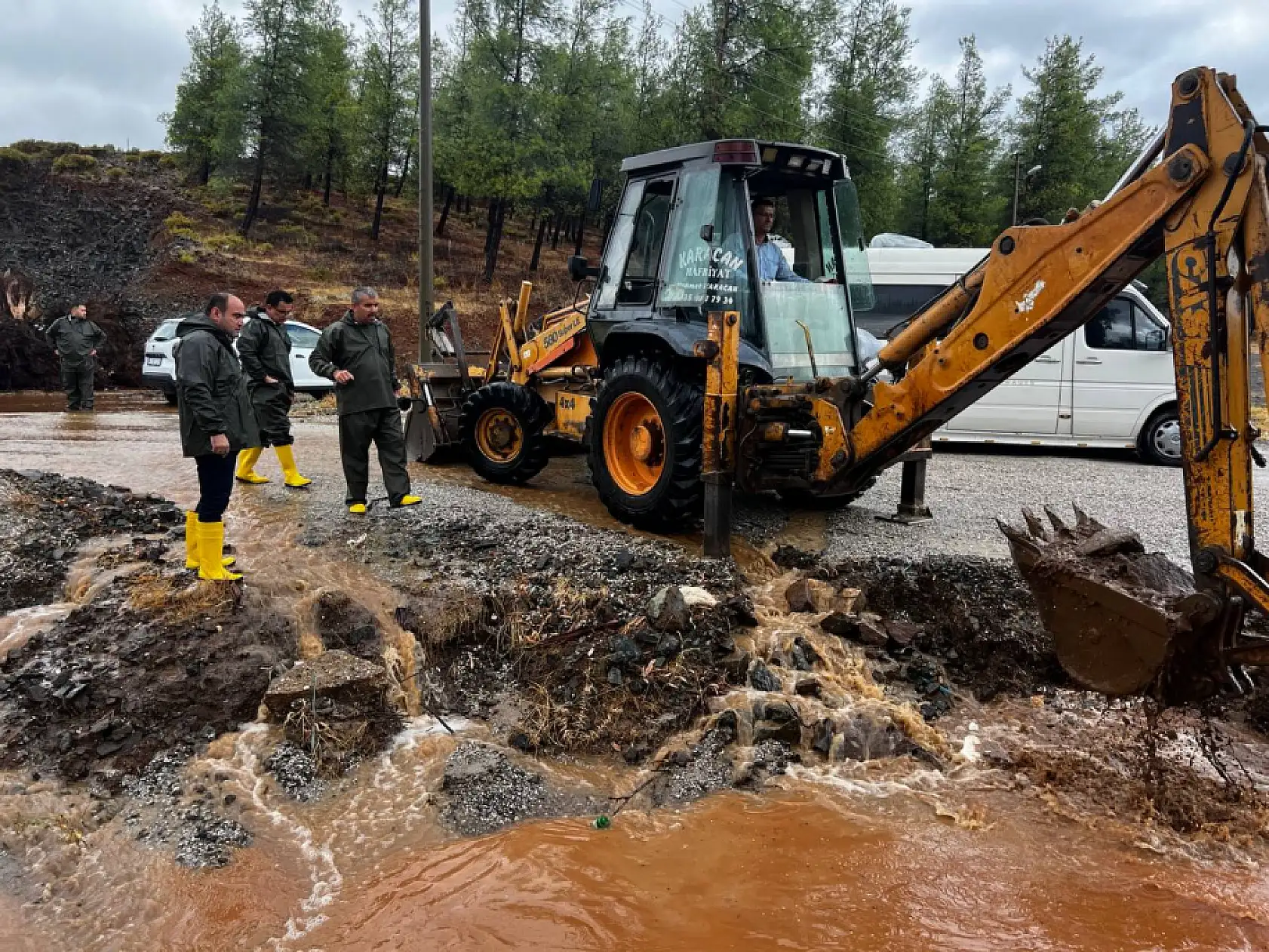 Başkan Akdenizli Sağanak Yağış Sonrası Sahadaydı: 'Ekiplerimiz 24 Saat Teyakkuzda'