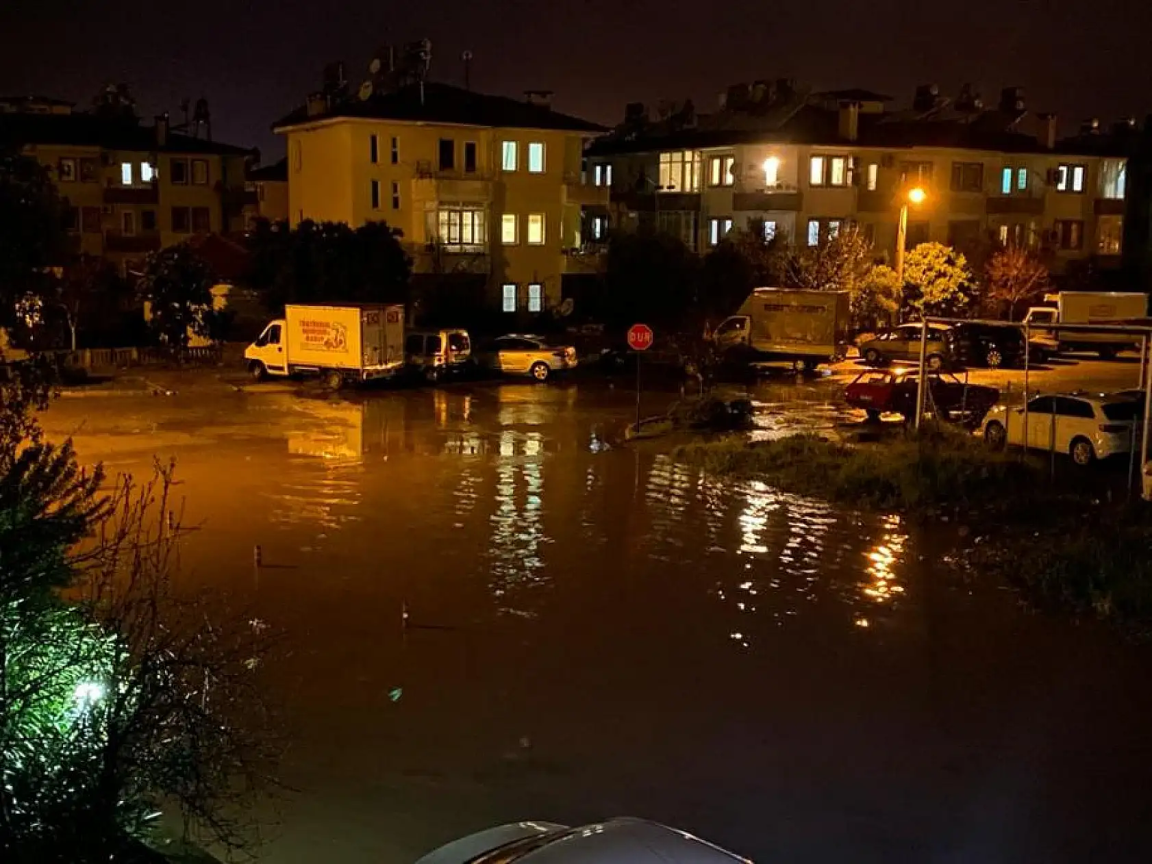 Fethiye'de suyun yüksekliği yer yer 1 metreyi geçti