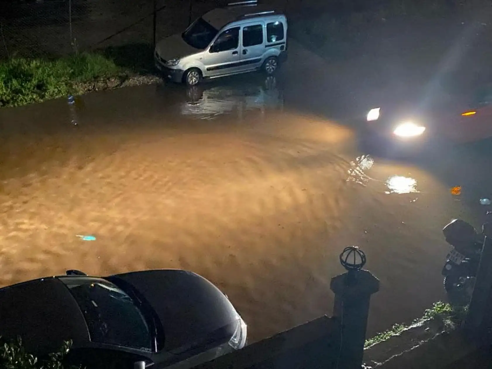 Fethiye'de suyun yüksekliği yer yer 1 metreyi geçti