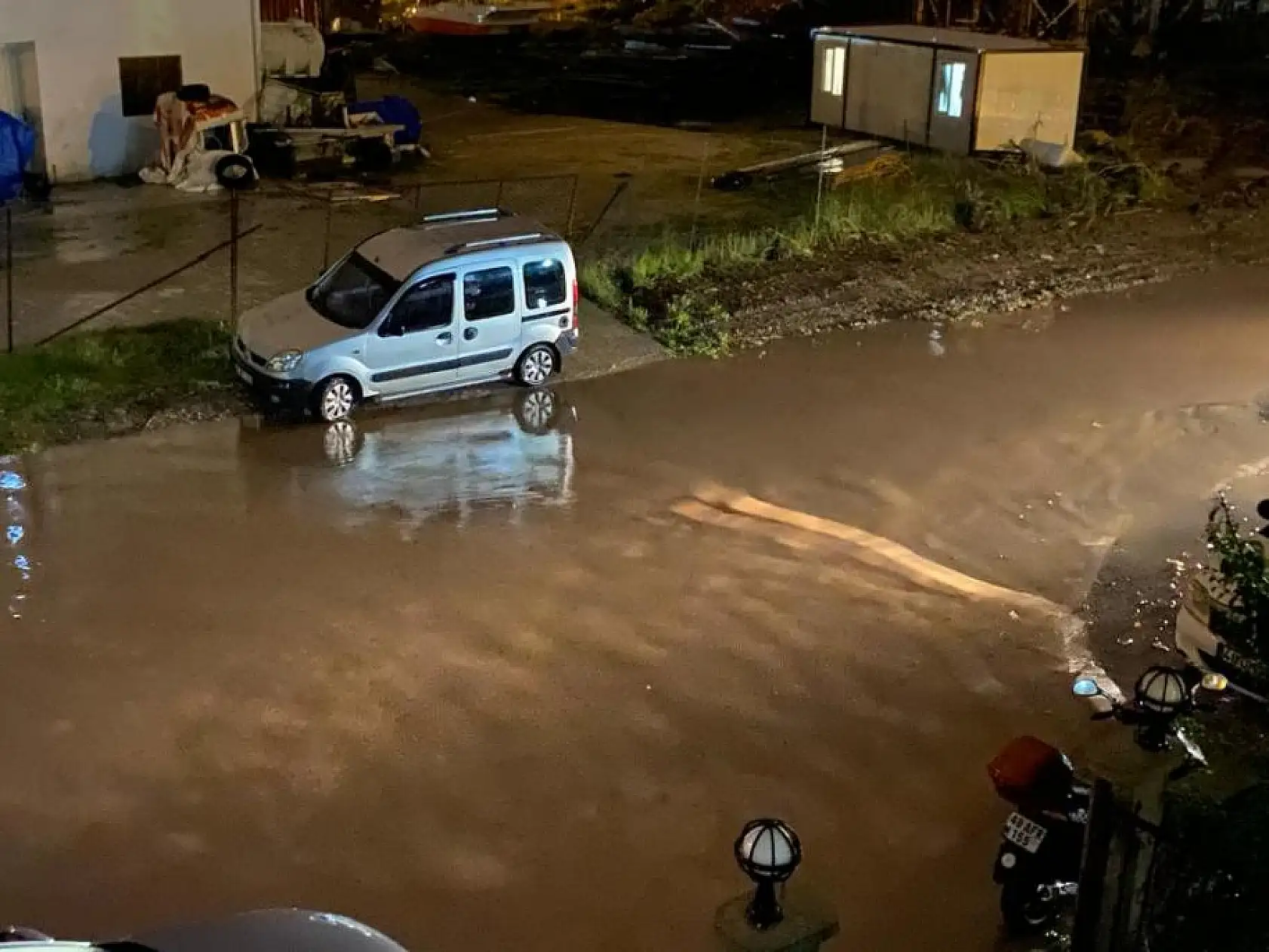 Fethiye'de suyun yüksekliği yer yer 1 metreyi geçti