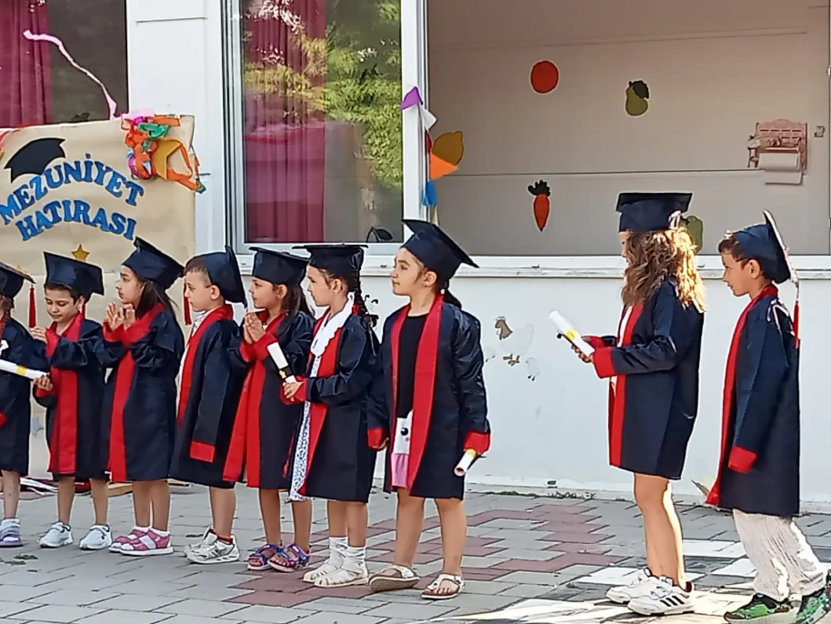 Anne ve Kızdan Aynı Gün Mezuniyet Gururu