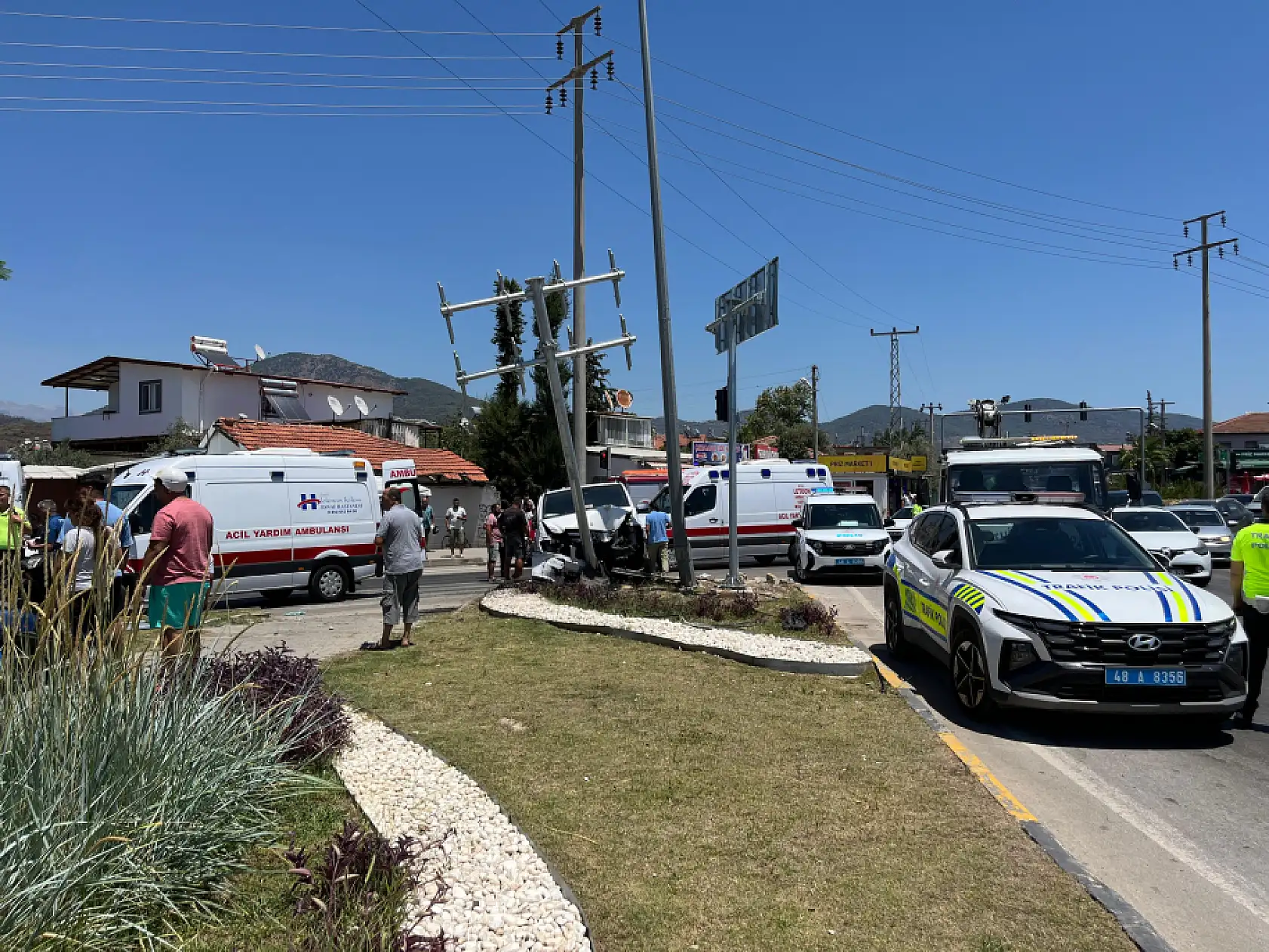 Fethiye'de minibüs ve otomobil çarpıştı: 11 yaralı