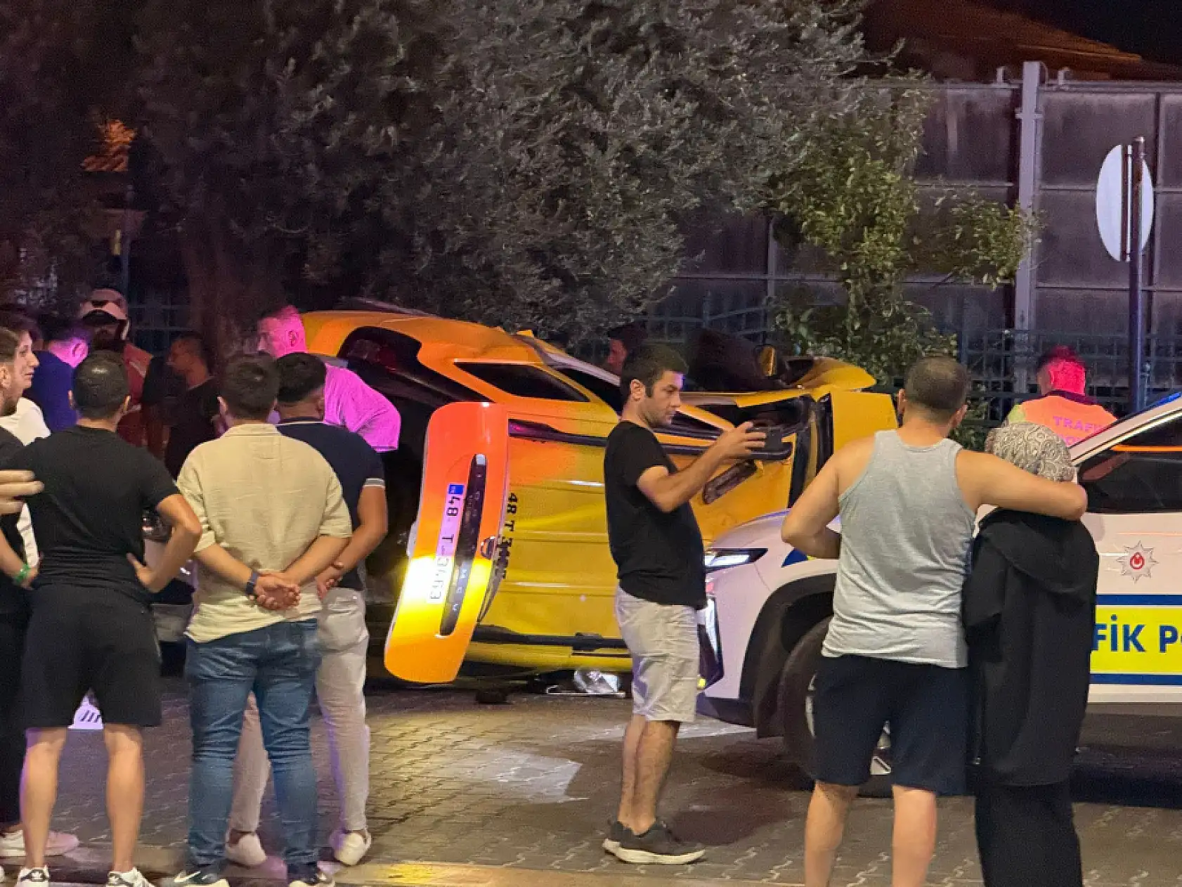 Fethiye'de Otomobil ile Taksi Çarpıştı: 1 Yaralı
