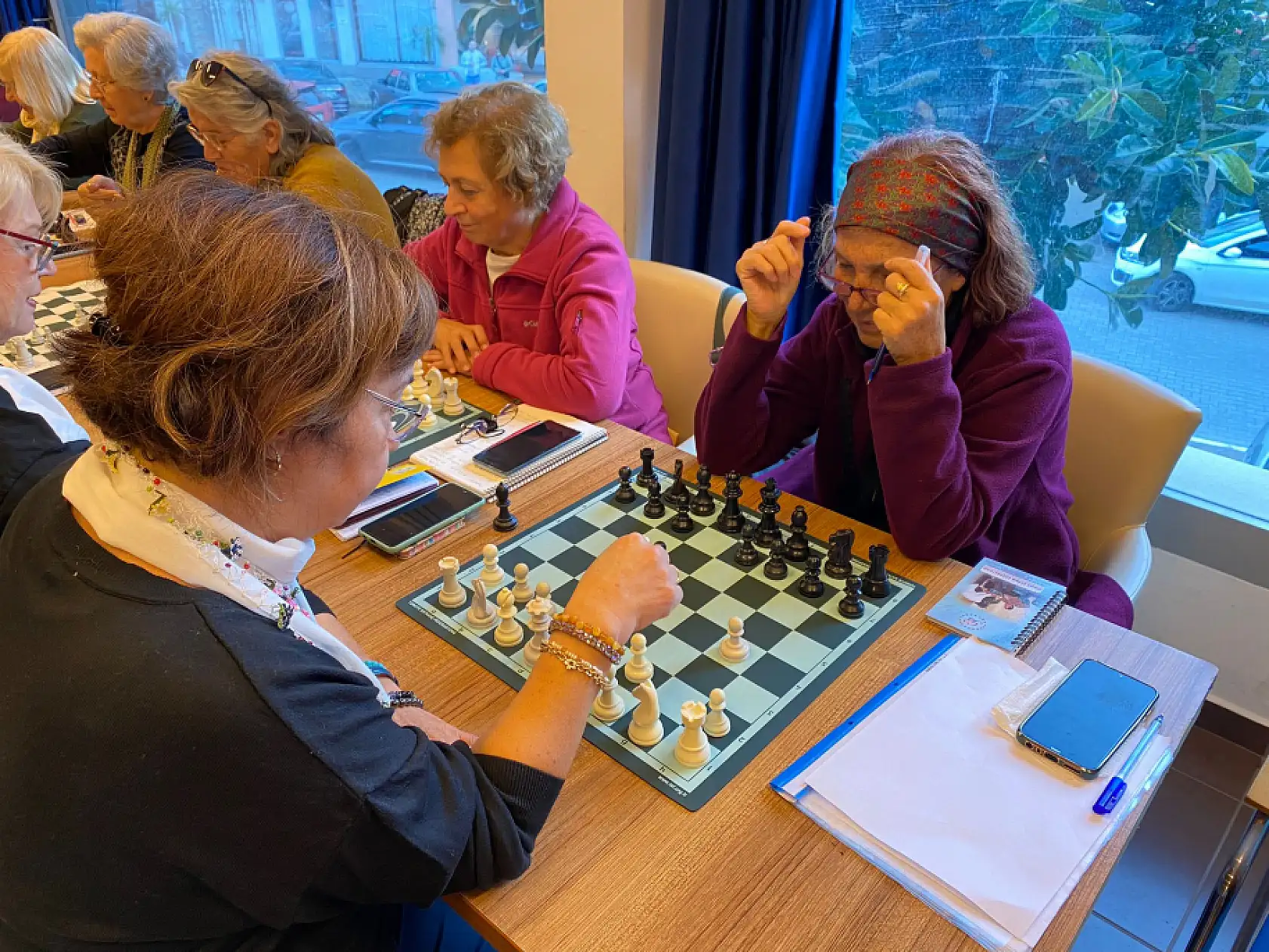 Fethiye'de Yaşlılar Satranç Oynayarak Keyifli Vakit Geçirdi