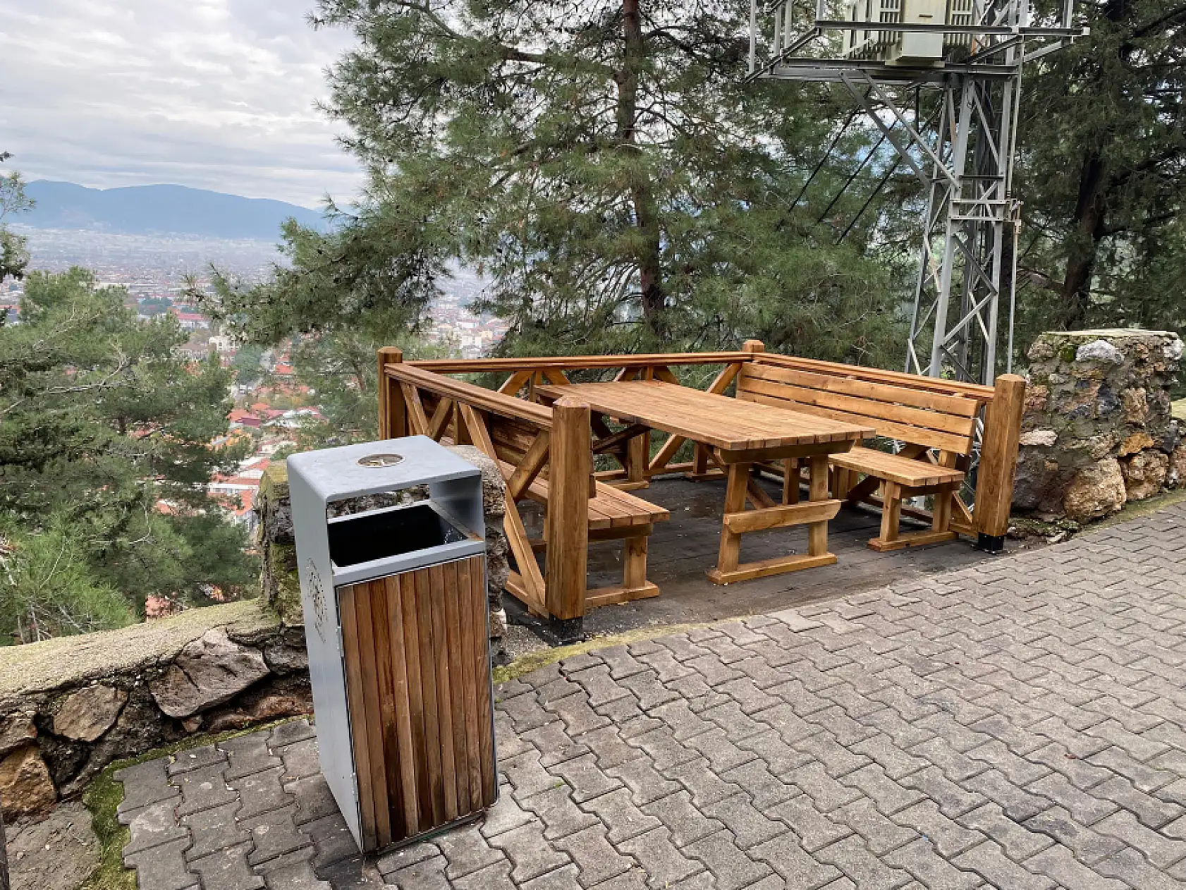Haberimiz Ses Getirdi! Âşıklar Tepesi'ndeki Masa ve Banklar Onarıldı
