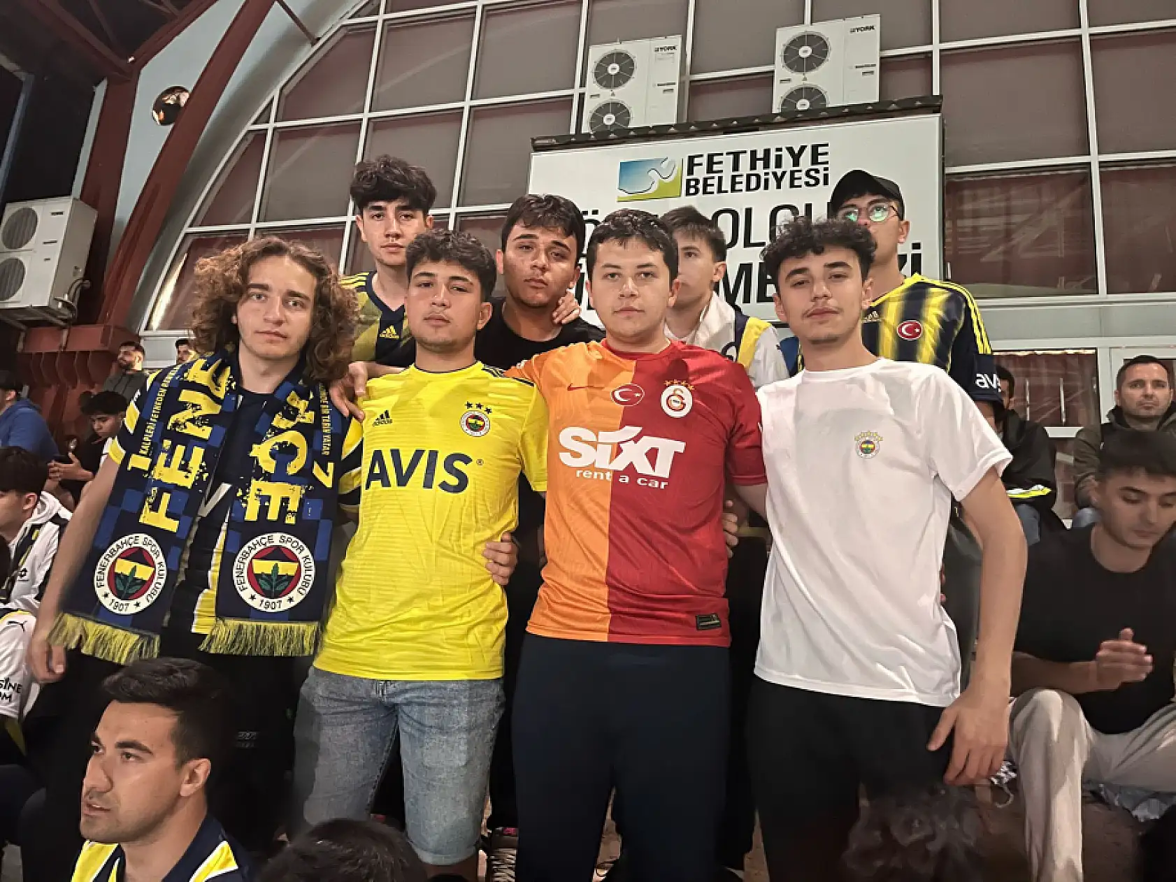 Fethiye'de Fenerbahçeliler Olympiakos maçını hep birlikte izledi
