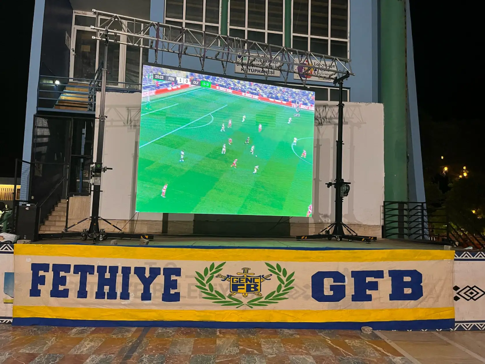 Fethiye'de Fenerbahçeliler Olympiakos maçını hep birlikte izledi