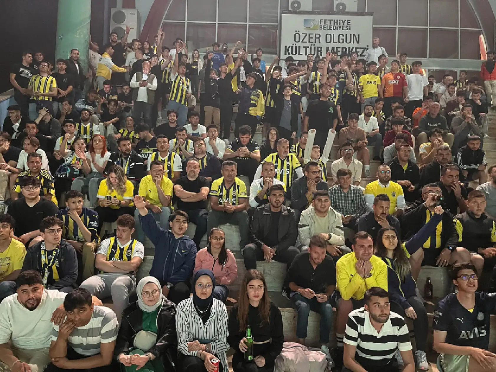Fethiye'de Fenerbahçeliler Olympiakos maçını hep birlikte izledi