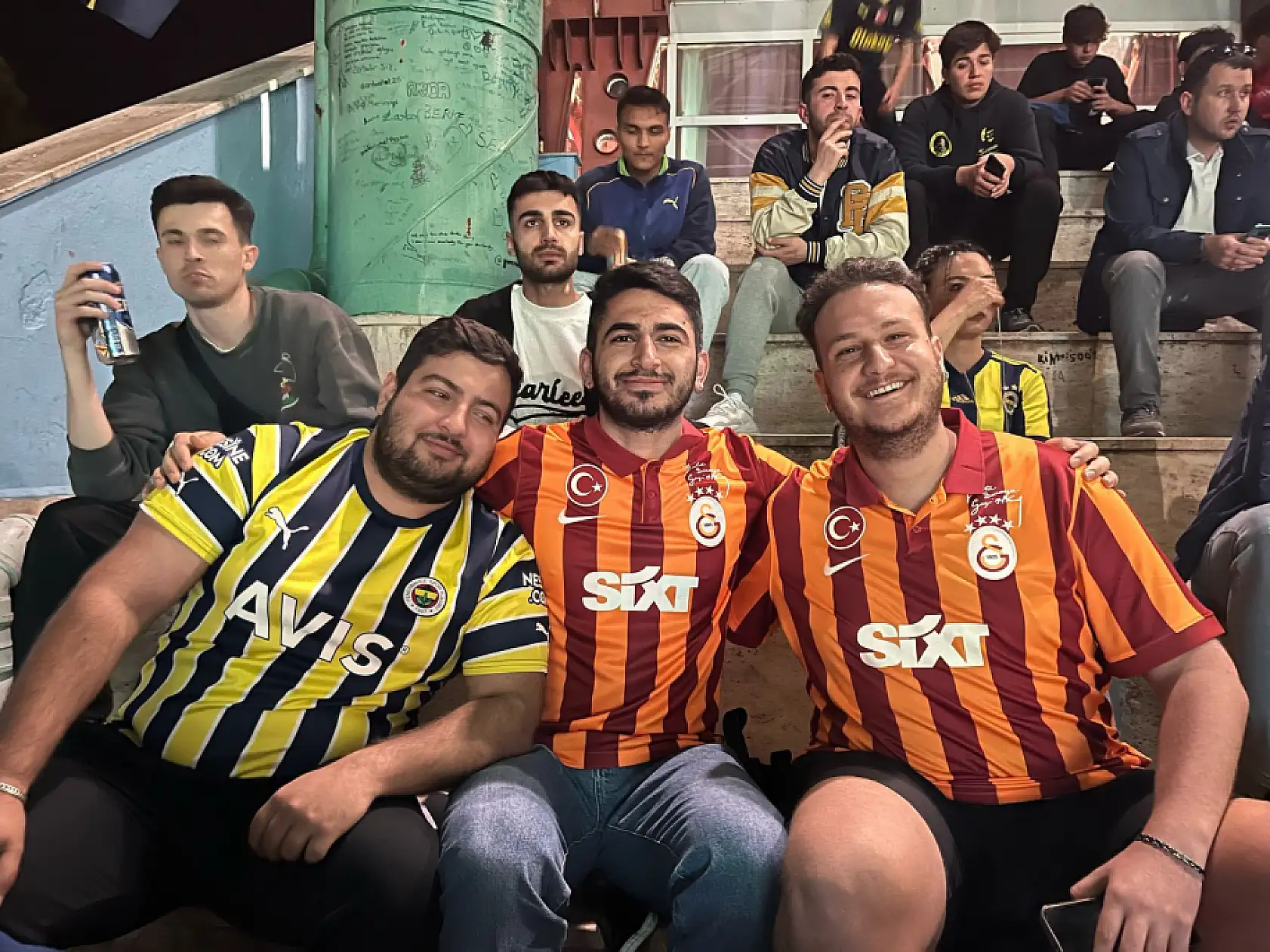 Fethiye'de Fenerbahçeliler Olympiakos maçını hep birlikte izledi