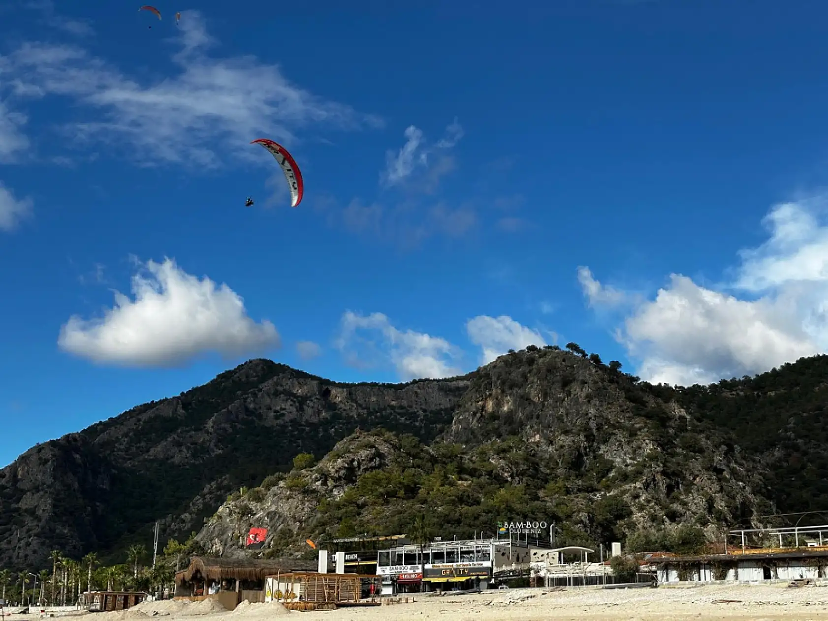 Fethiye Ölüdeniz'de sezon bitse de yamaç paraşütüne ilgi sürüyor