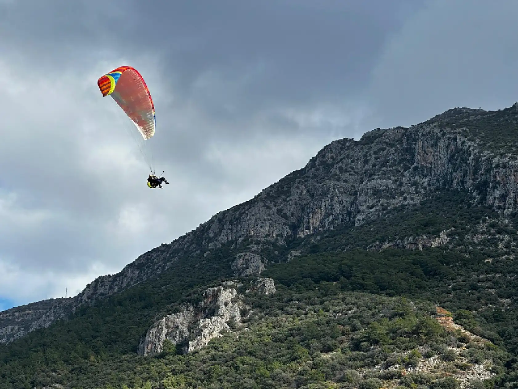 Fethiye Ölüdeniz'de sezon bitse de yamaç paraşütüne ilgi sürüyor