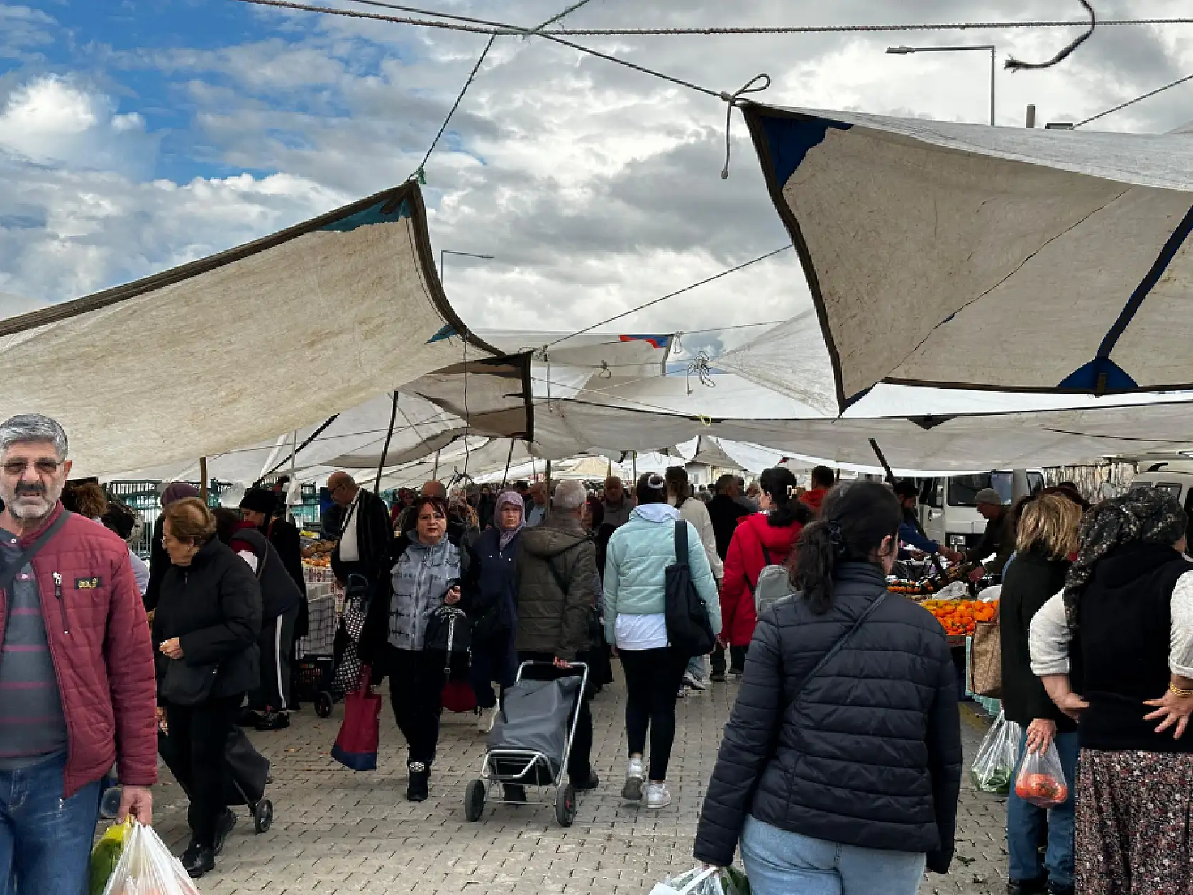 Fethiye Cuma Pazarı'nda esnaf yoğunluktan memnun kaldı