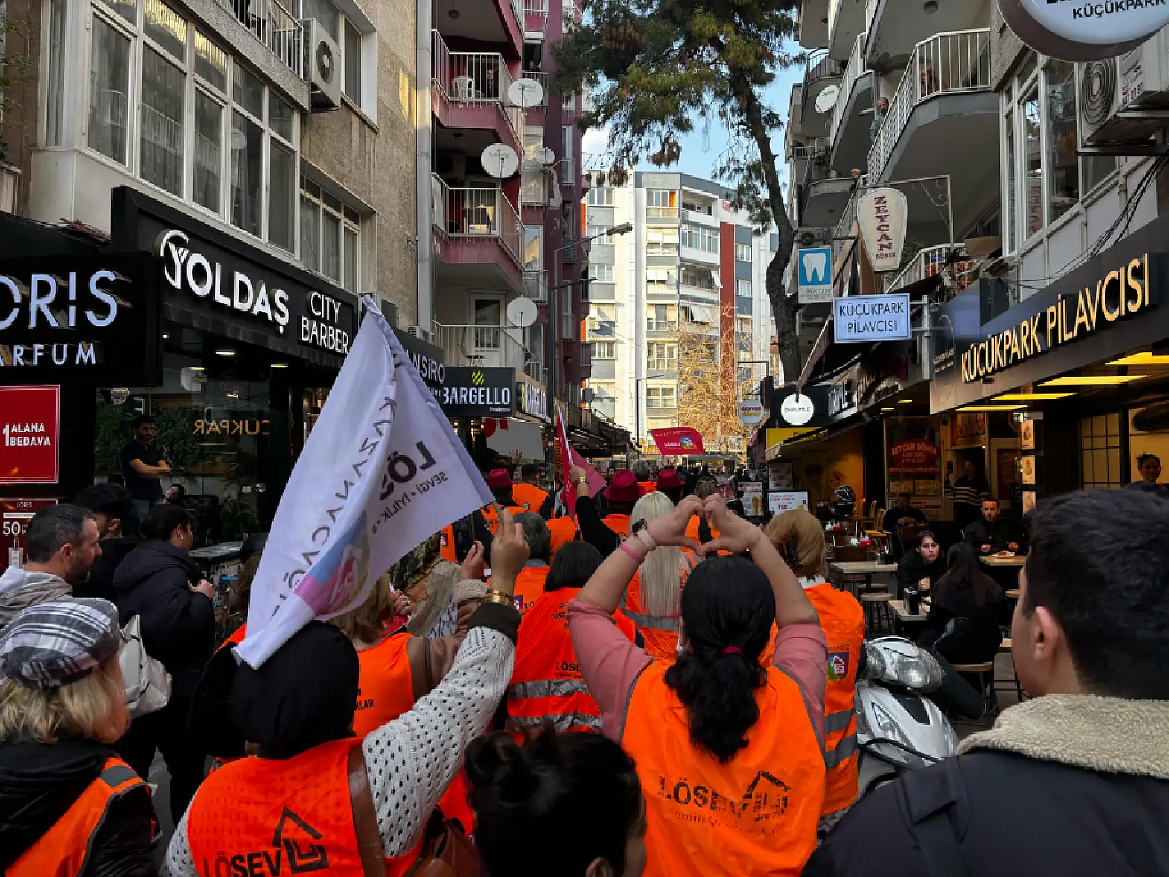 LÖSEV'den kanserle mücadeleye dikkat çeken eş zamanlı etkinlikler